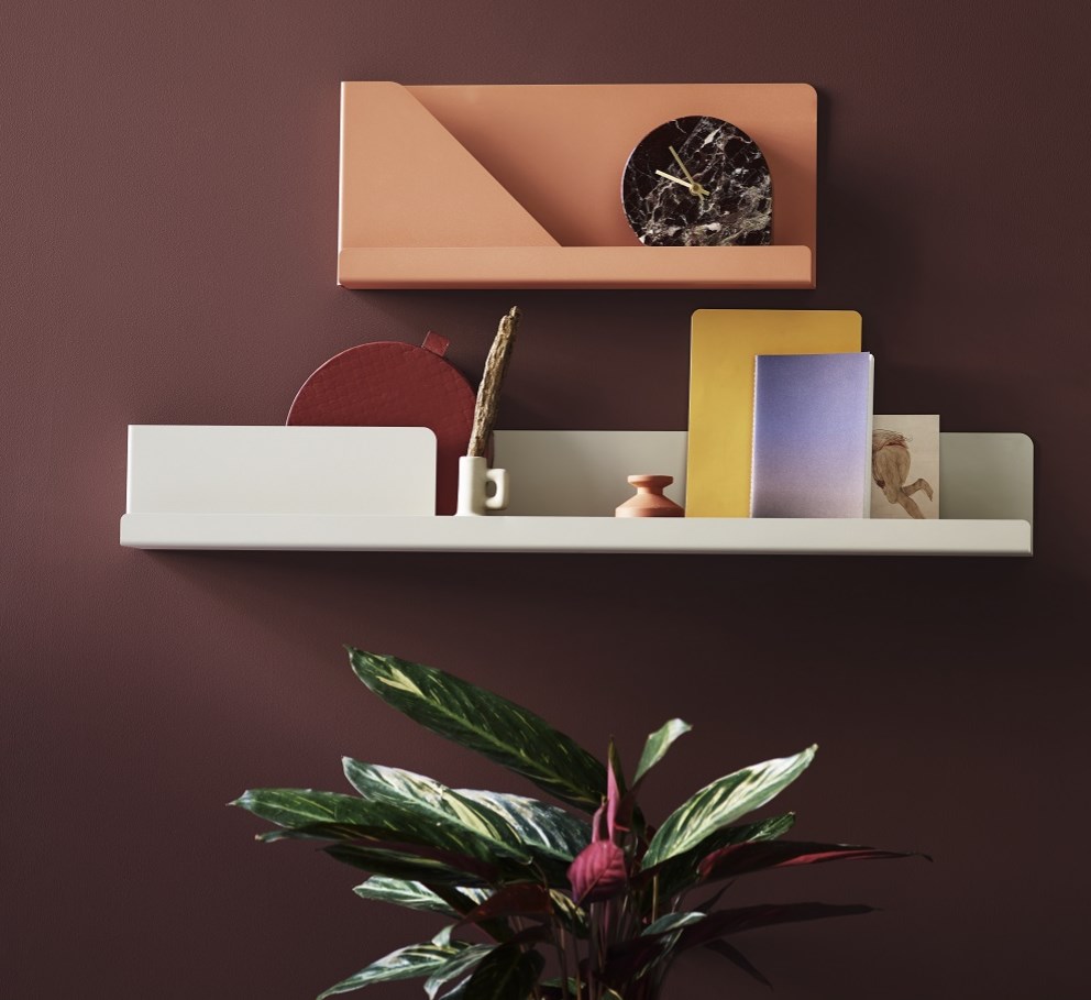 Varme, mørke farger i gangen