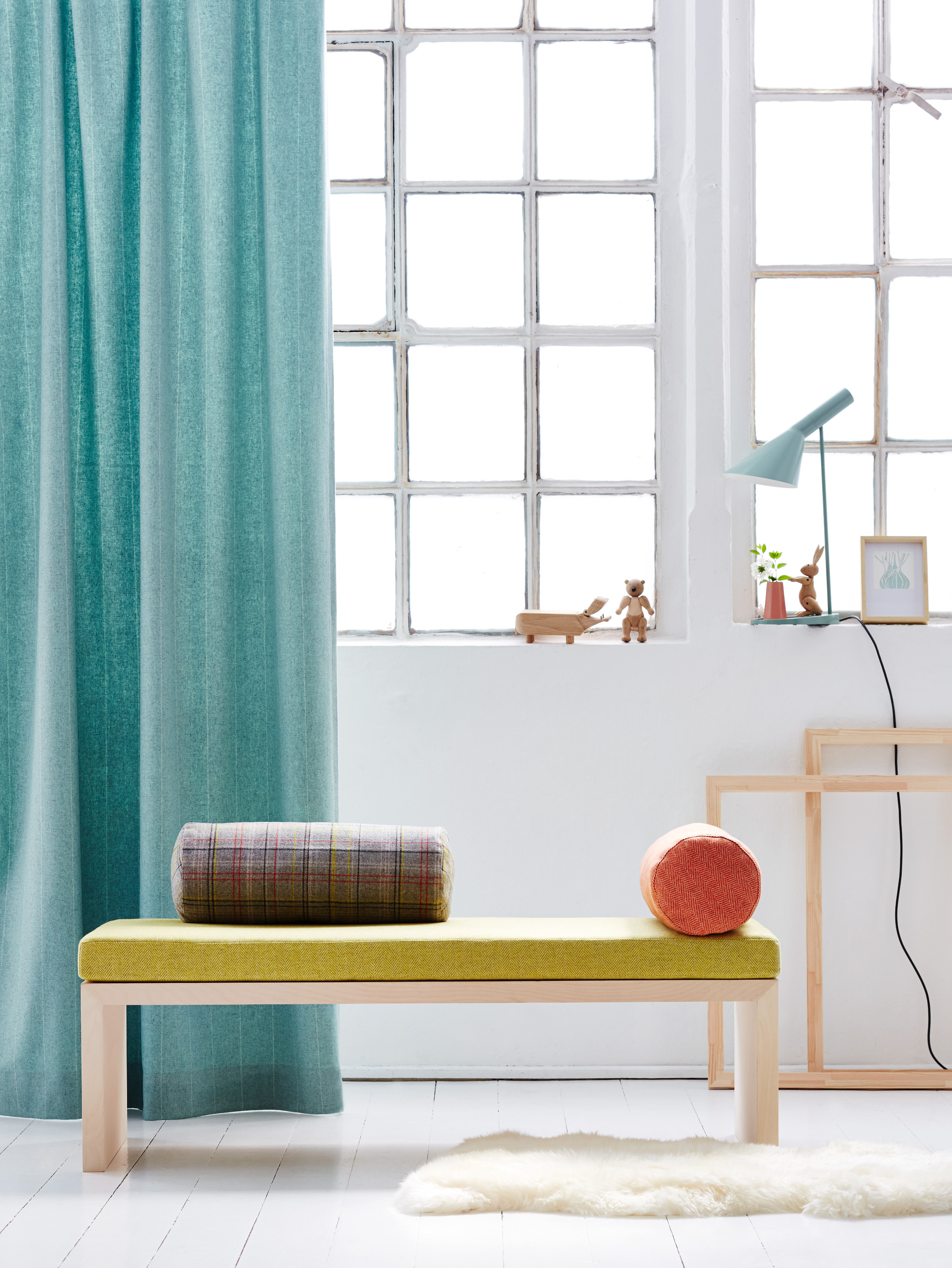 SALIG BLANDING: Turkis og oransje gir rommet spenning. Tekstiler fra INTAG.