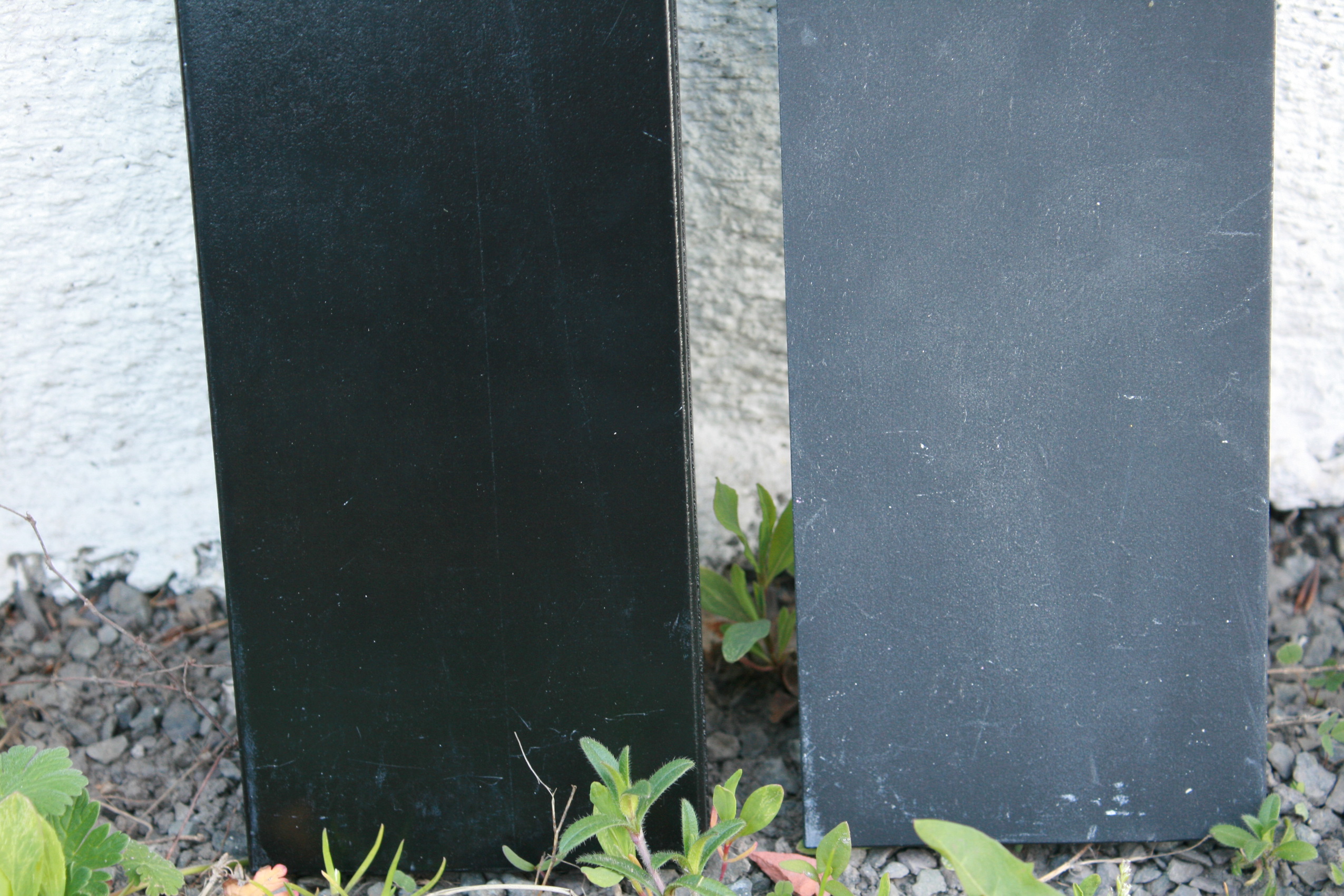 Tro det eller ei; samme fargekode, samme underlag, men ulik behandling i matt og blank. Den blanke pr&oslash;ven oppfattes sort, mens den matte fargen har blitt lysere.