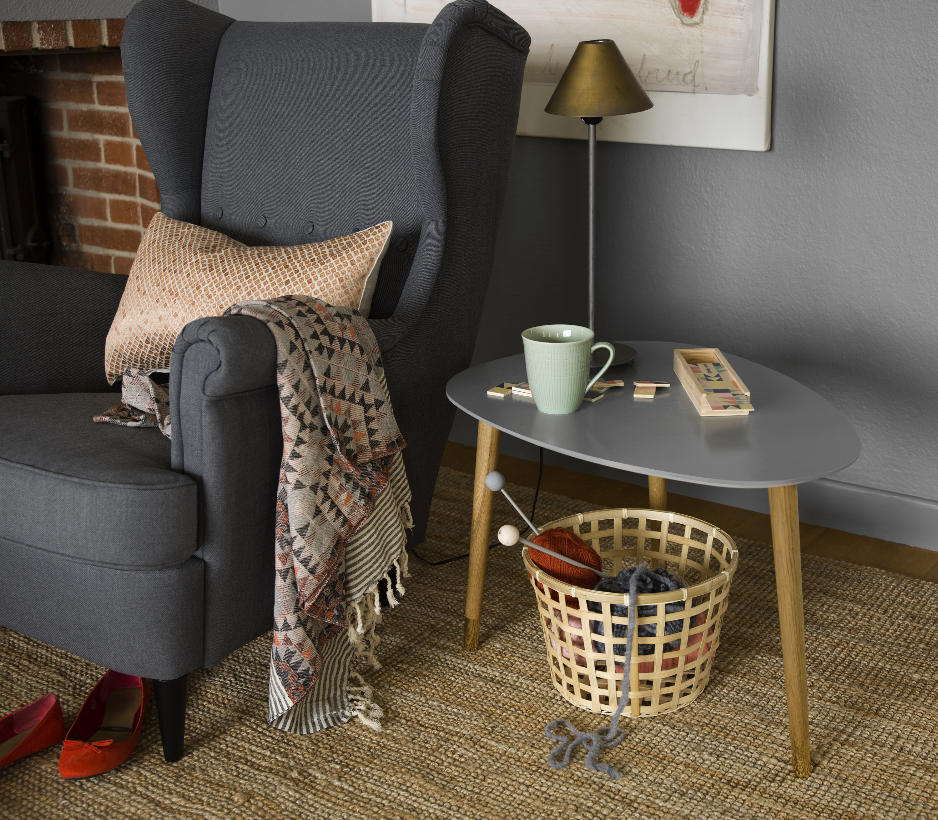 VARMT: Setter du fra deg en varm tekopp på det malte bordet, bør ikke malingen løses opp av varmen. Maling som er beregnet for møbler er ikke termoplastisk. Foto: Beckers