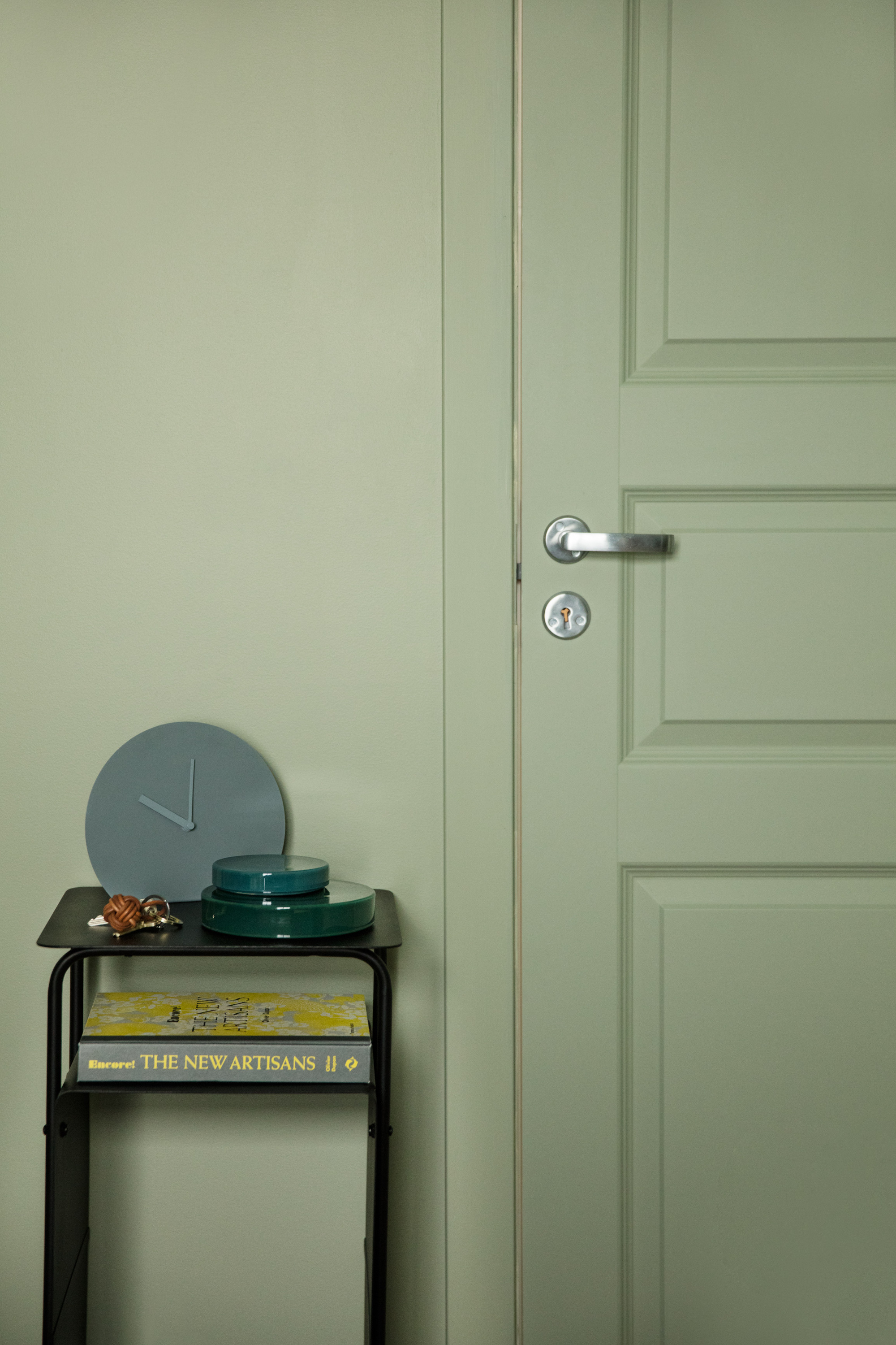  ULIKE EGENSKAPER: En veggmaling og en maling før dører og lister, kan se helt like ut etter påføring. Men selve malingene består av til dels ulike ting og har forskjellige egenskaper. (Foto: Butinox Interiør)