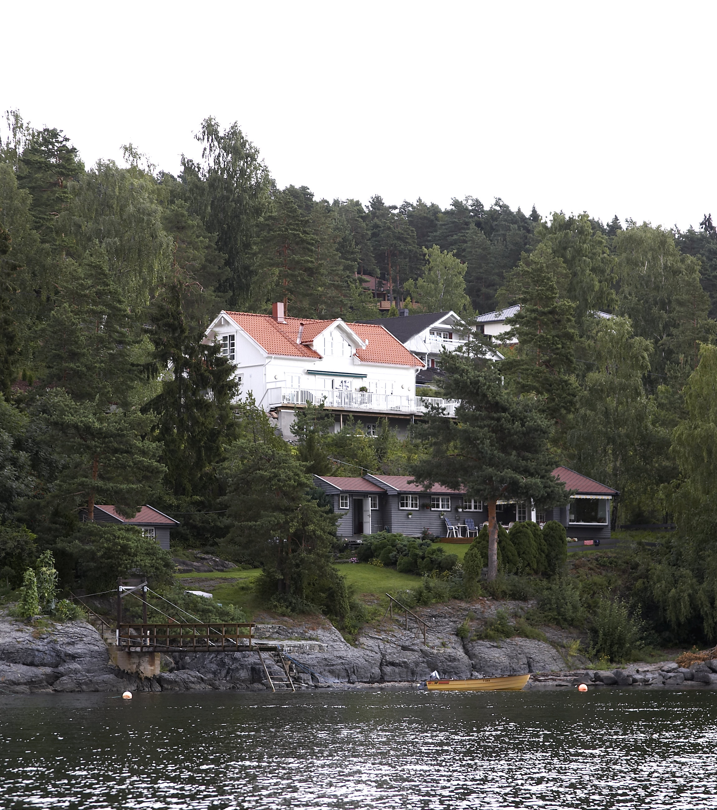 Sp&oslash;rsm&aring;l som kan dr&oslash;ftes i planprosessen er om huset skal v&aelig;re lyst eller m&oslash;rkt &ndash; skal det gli inn i naturen eller stikke seg fram?