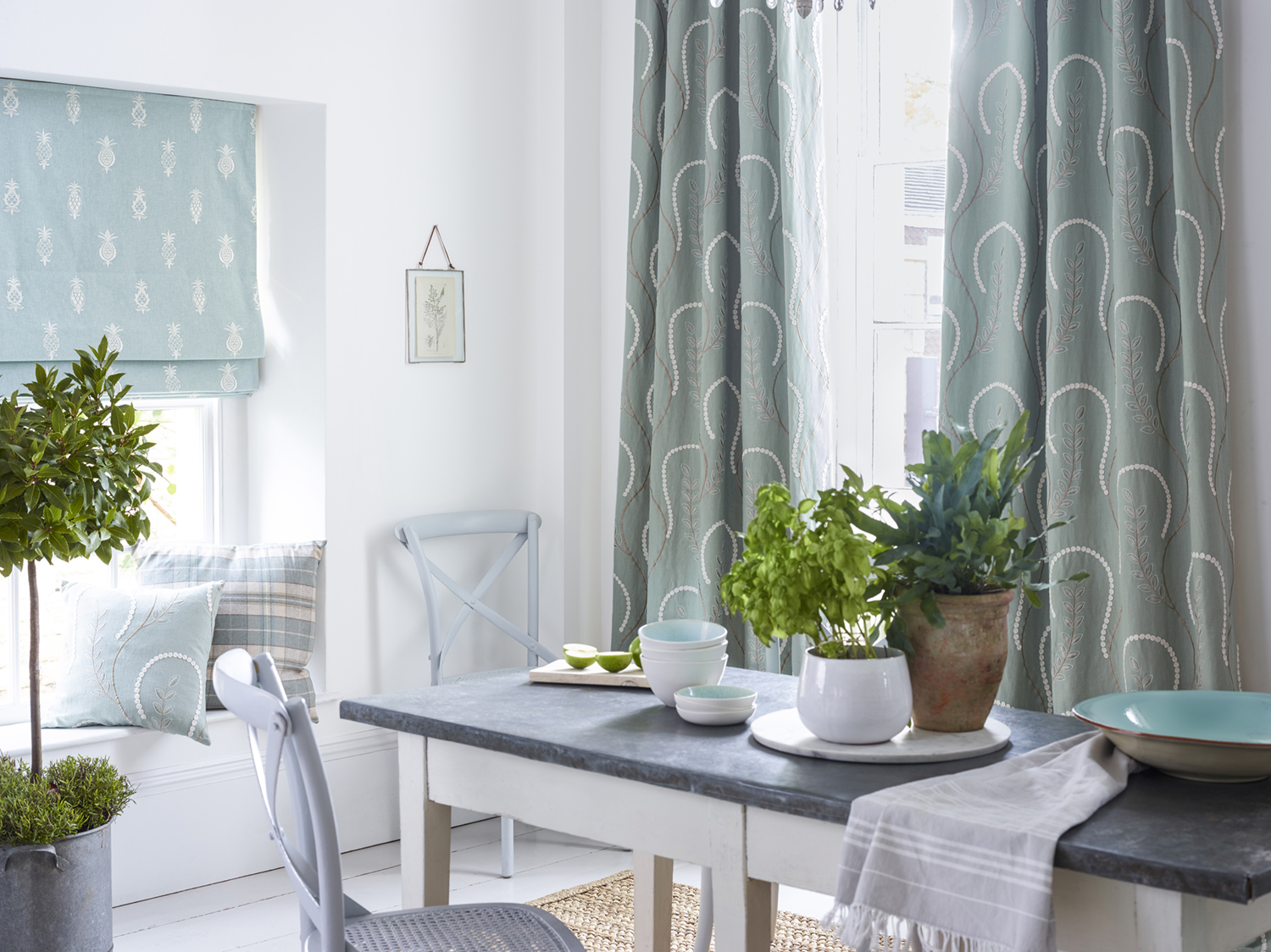 ST&Oslash;VET: Tekstiler fra Sanderson myker opp i det gr&aring; og svale interi&oslash;ret. Den litt st&oslash;vete turkise virker rolig og dempet. (Foto: INTAG)