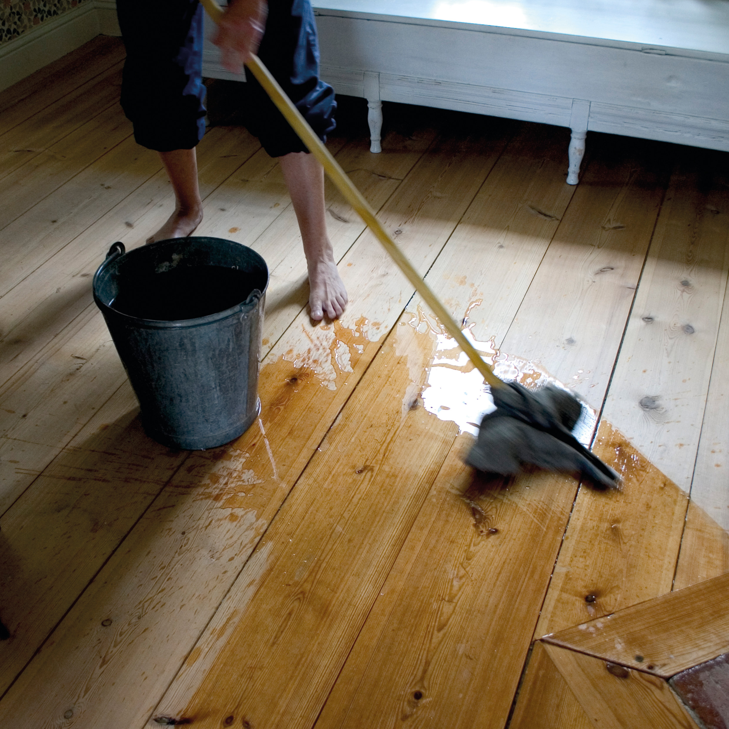 Fukt gulvet før vask