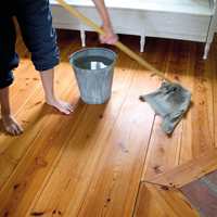 <b>SKYLL: </b>Tørk av gulvet med klut og rent vann. Ikke la såpevannet tørke inn på gulvet, og arbeid derfor over mindre områder av gangen. (Foto:Gysinge Centrum för Byggnadsvård/Miljømal)