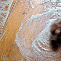 <b>SKURE: </b>Skrubb gulvet med en stiv børste. Bearbeid bordene i treverkets lengderetning. (Foto:Gysinge Centrum för Byggnadsvård/Miljømal)

