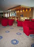 Restaurant, bar og salong er holdt i rødt og blått. Baren, med røde stoler, har blått design i teppet.