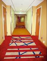 Korridorer må det nødvendigvis være på et hotell, men design og fargebruk gjør de langt fra kjedelige.