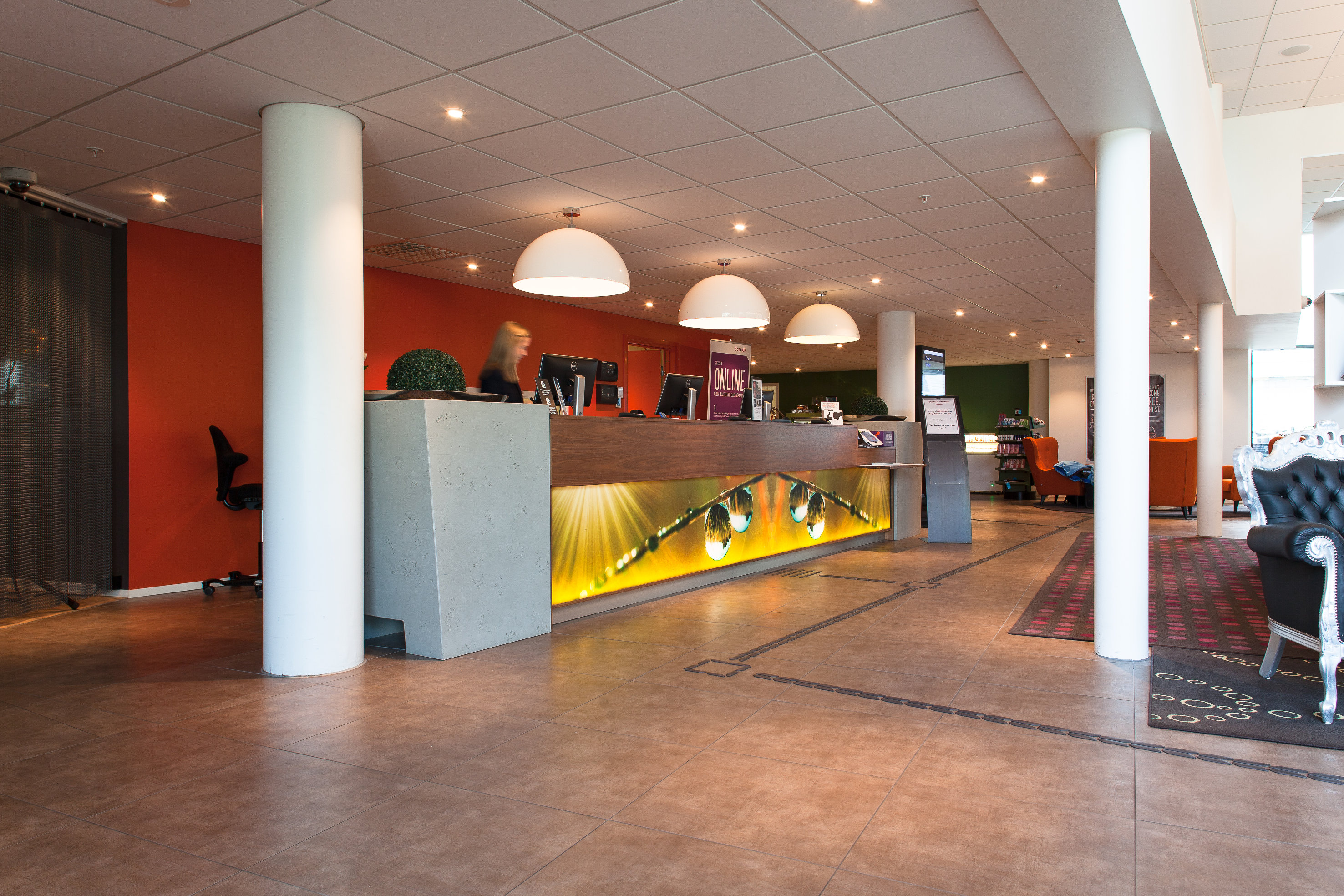 Resepsjonen er lys og trivelig og med spennende, fargerik dekor.