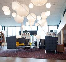 Høyryggede sofaer gjør det mulig å skape intime miljøer i en travel lobby.