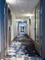 Imponerende, spesialdesignet såpeskuminspirert gulvteppe dekker hotellets korridorer. Disse gulvene er en severdighet i seg selv.