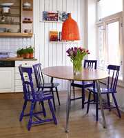 De gamle kjøkkenstolene fikk nytt liv med lakk i spenstig farge.