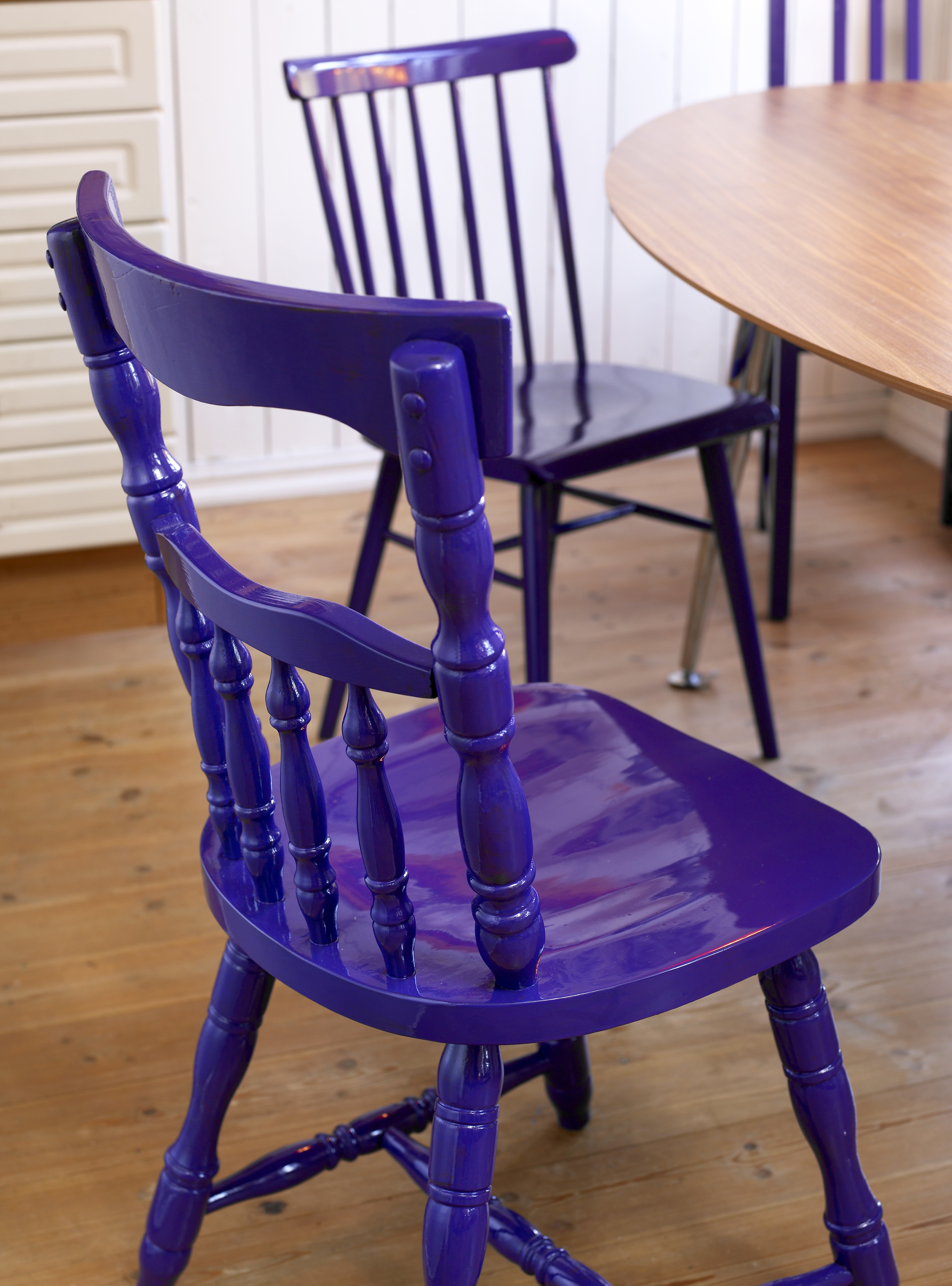 Spraylakker en stol og ta den med deg inn på badet - da får du en pyntegjenstand som også er nyttig. (Foto: Quick Bengalack)