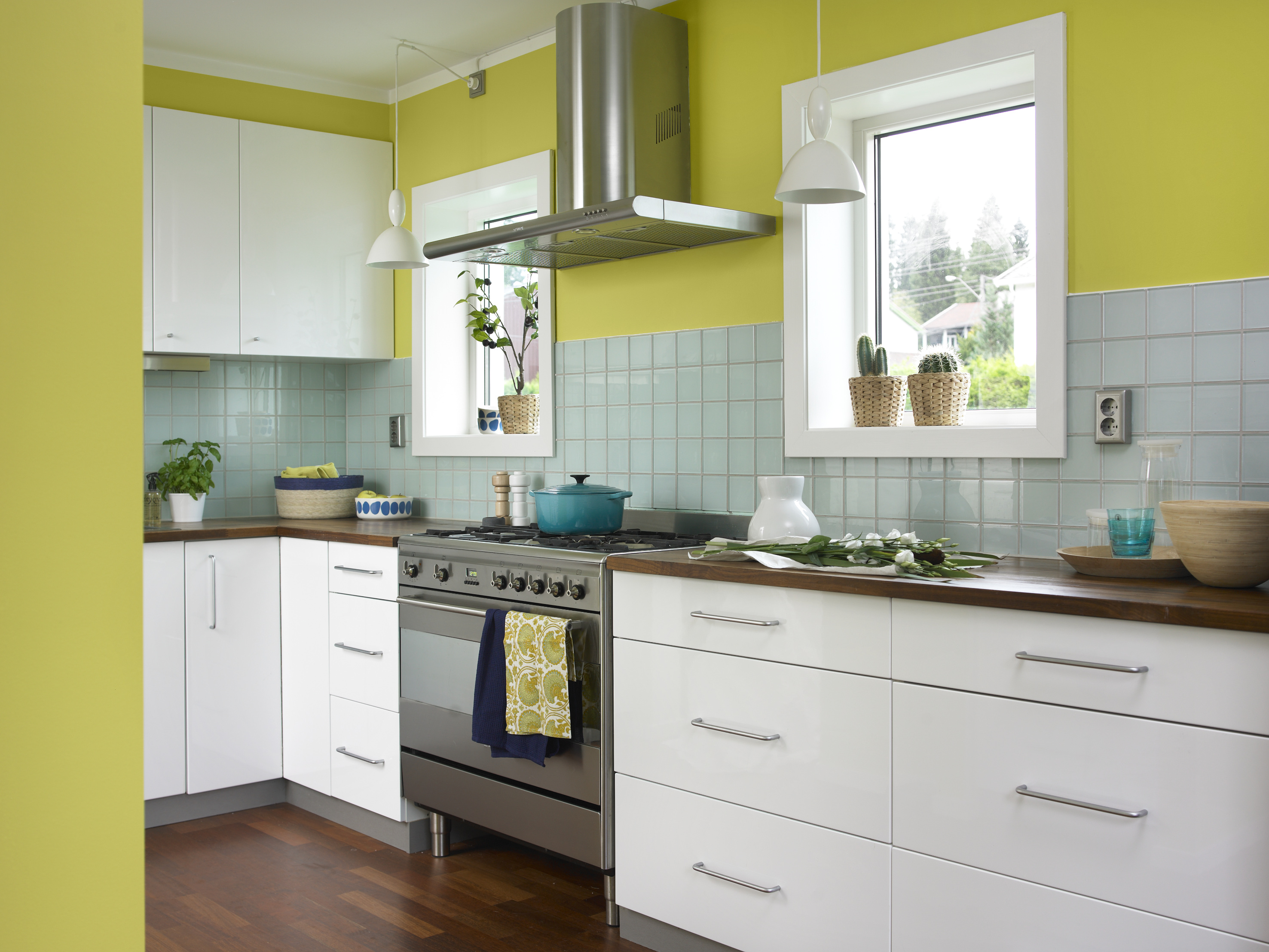 Farger på fliser og vegger er med på å gi kjøkkenet et personlig preg.