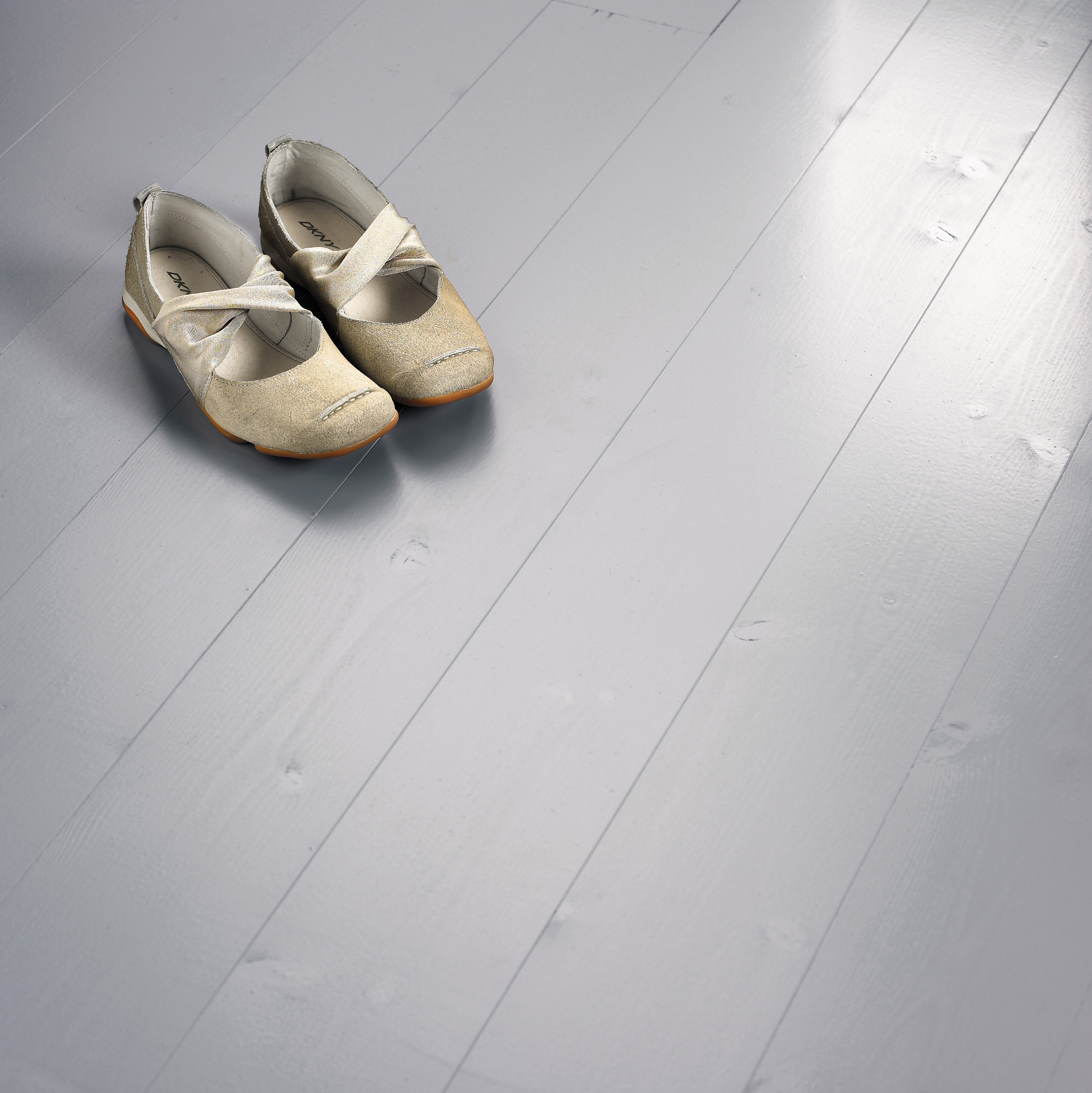 NOK STR&Oslash;K: Det er viktig &aring; p&aring;f&oslash;re nok str&oslash;k med gulvmaling, slik at malingsfilmen ikke f&aring;r s&aring; lett skader.