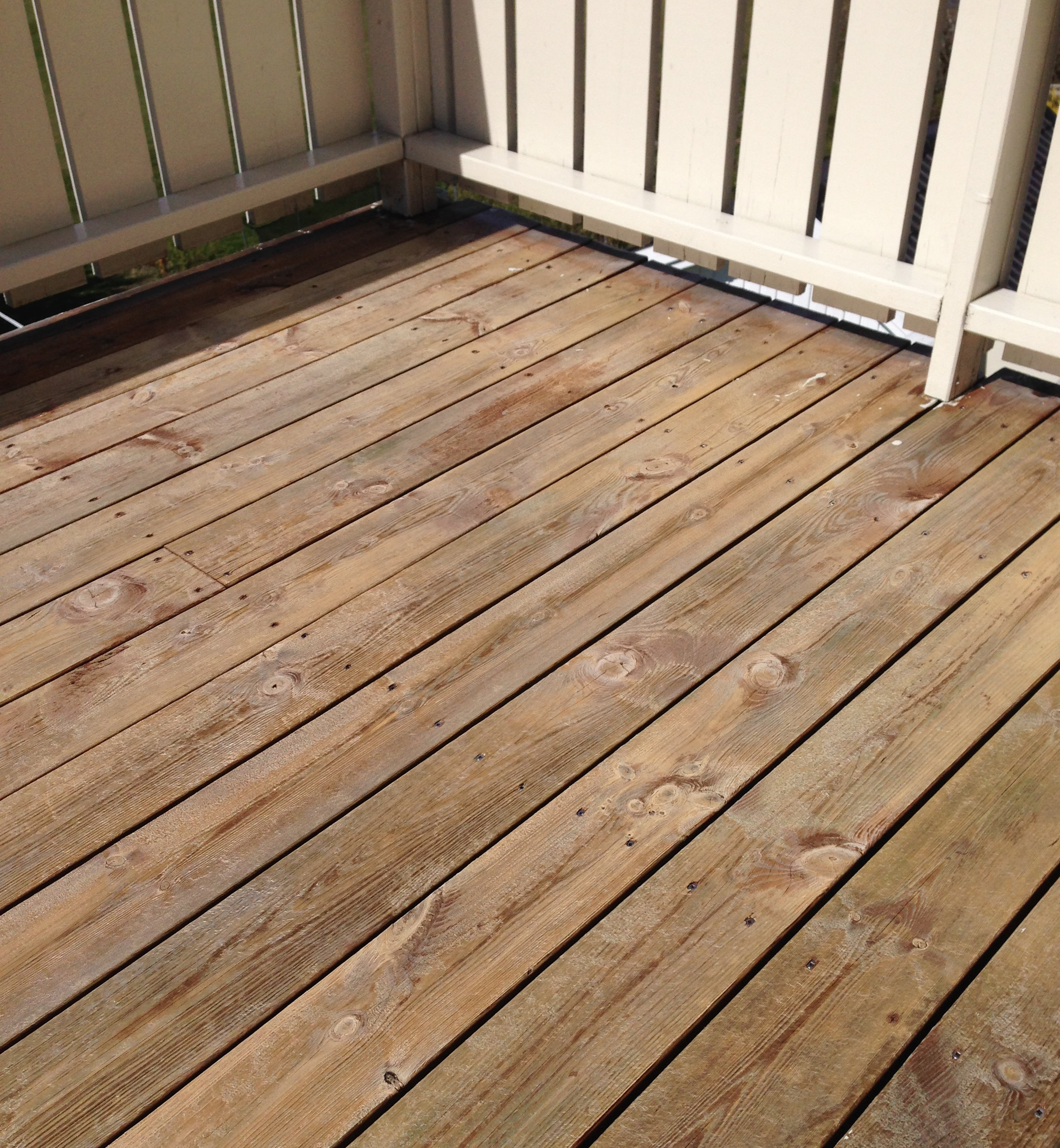 Her er terrassen behandlet med Butinox Terrasselysner, etter Butinox Terrassebeisfjerner. 