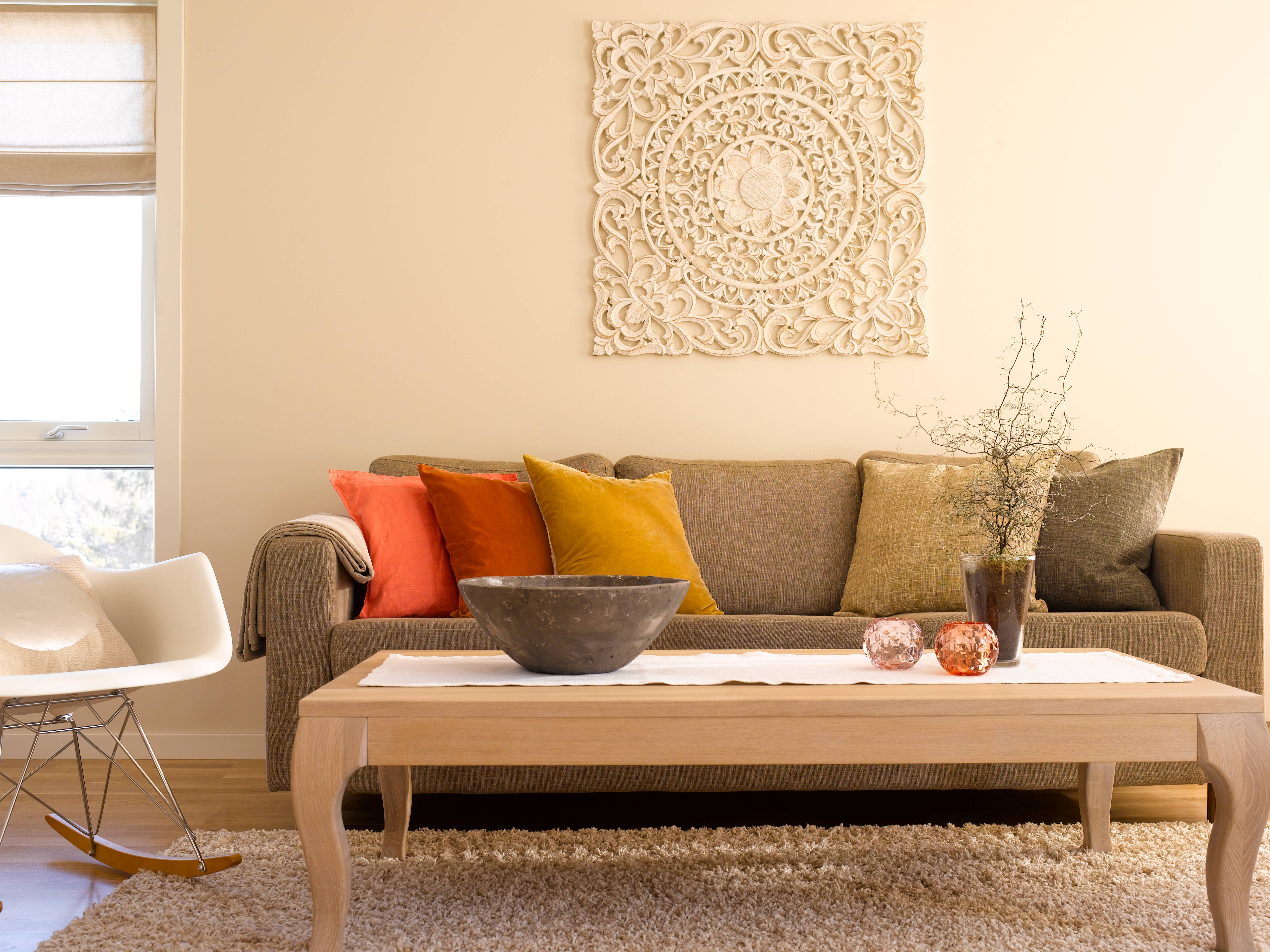 Campagne er navnet på denne spesialfargen fra Butinox. Putene i de varme tonene henter opp varmen i veggen, mens bollen i den kjølige grå er elementet som skaper den nødvendige balansen.