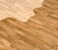 GAMMELT NYTT: Med ny lakk kan et gammelt gulv se friskt og nytt ut. Valget står mellom TreStjerner gulvlakk oljebasert eller vannbasert. For de som vil ha et matt utseende på gulvet, finnes også TreStjerner Gulvmatt. 