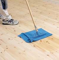 Begynn med å rense gulvet. Slip deretter eventuell fiberreising.