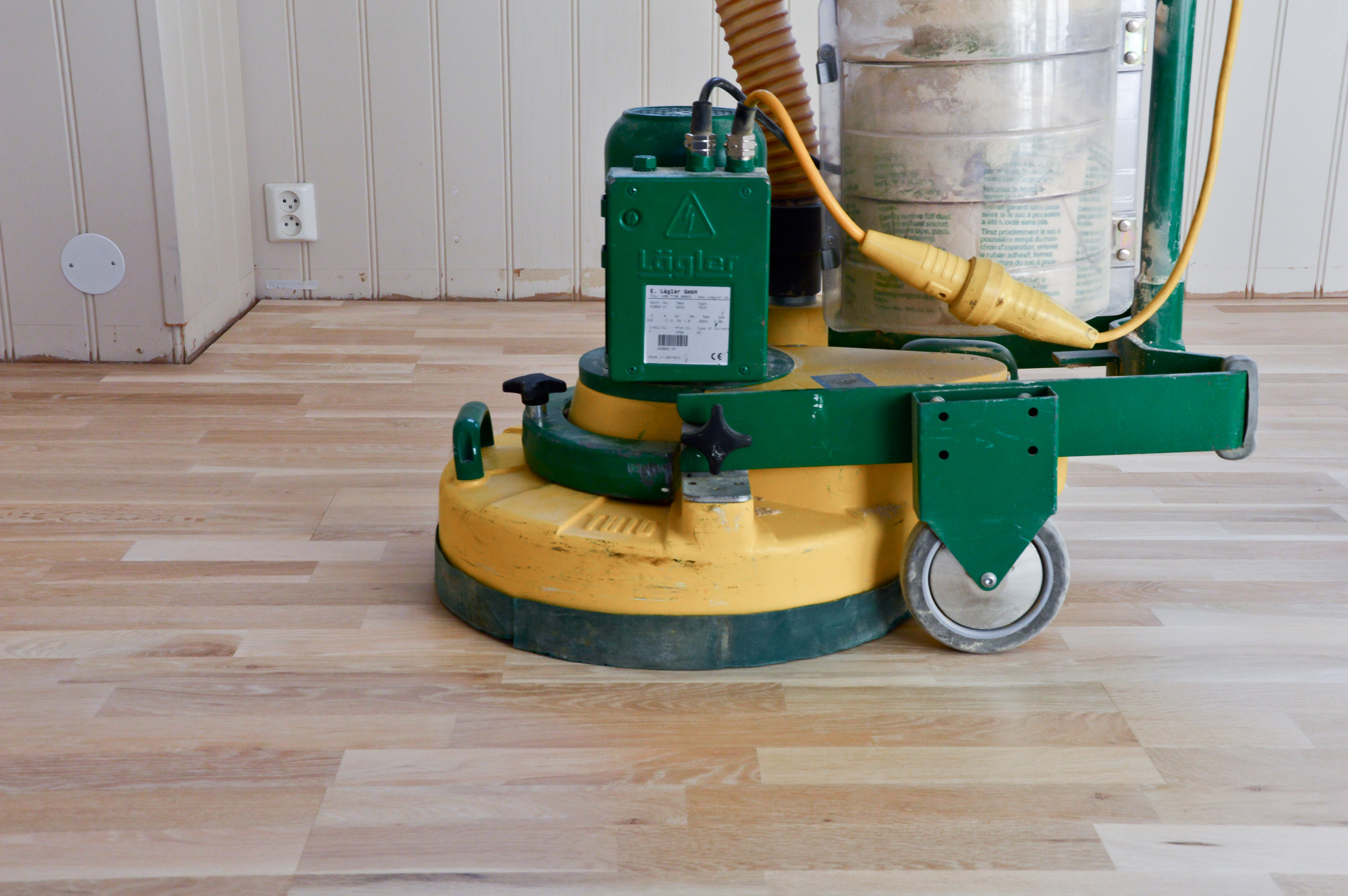 For &aring; lysne et m&oslash;rknet gulv m&aring; all gammel lakk fjernes med gulvslipemaskin.