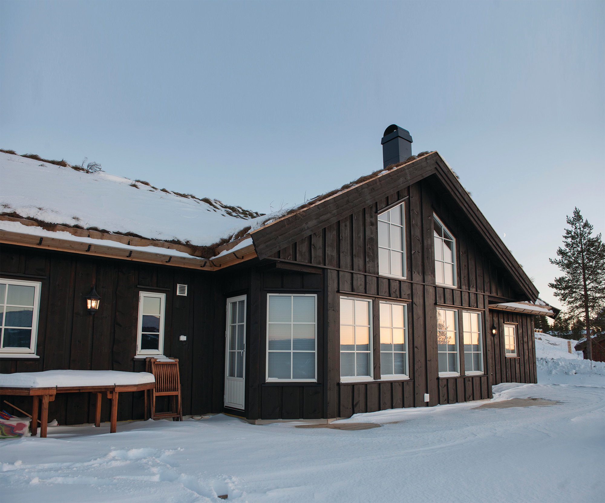 Vi nordmenn elsker &aring; v&aelig;re p&aring; fjellet i p&aring;sken. Vi trekker oss inn i hyttene med varme pledd og en kopp med kakao. Men husk p&aring; at hytta ogs&aring; trenger pleie med jevne mellomrom.