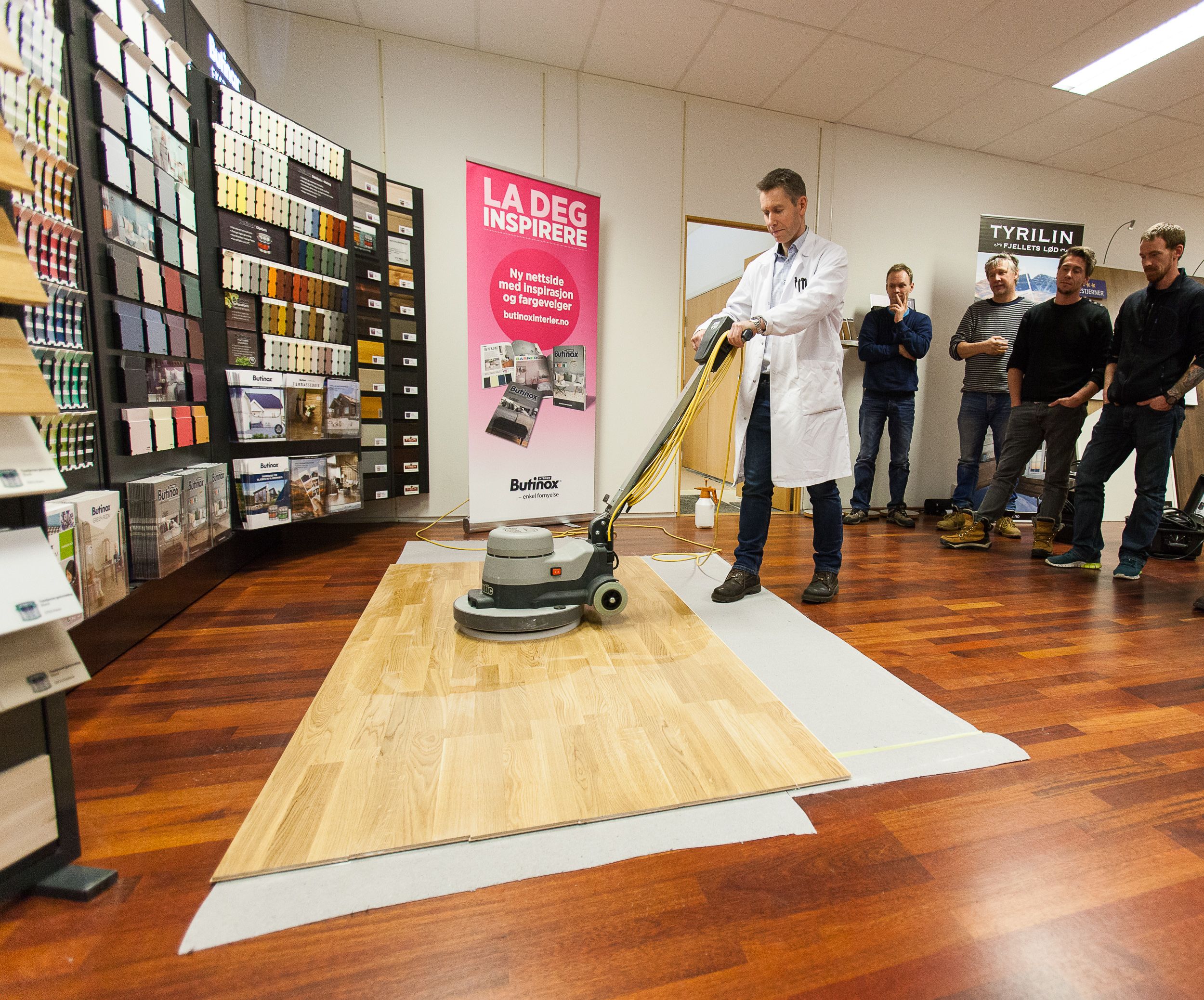 Laboratoriesjef Christian Berger fra Scanox demonstrerer her fremgangsmåten for bruk av UV-lakk for profesjonelle gulvleggere.