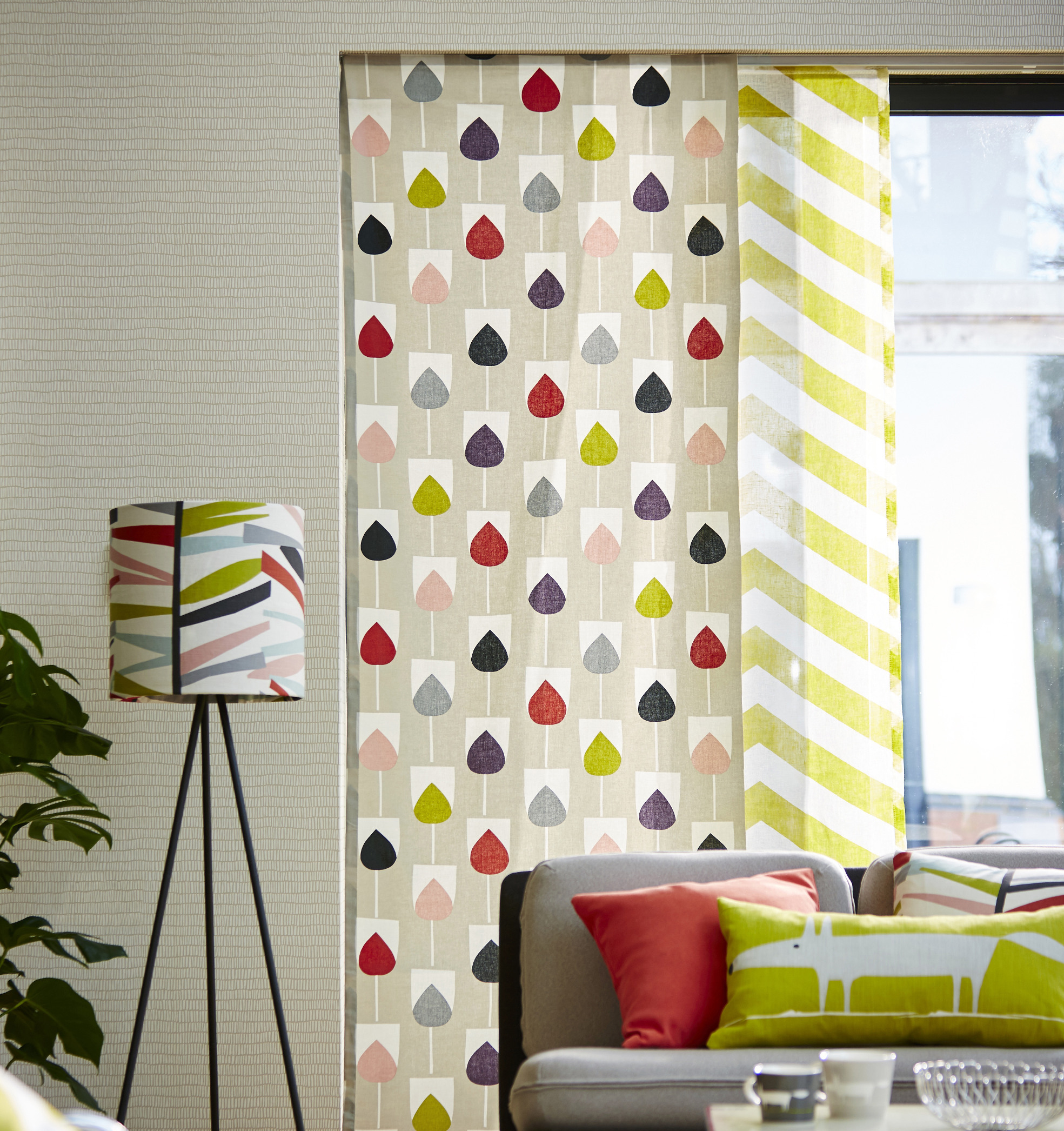 PÅ SKINNER: Hos Scion er gardinene sydd som slette paneler som er montert på skinner. Tekstilene føres av Tapethuset.