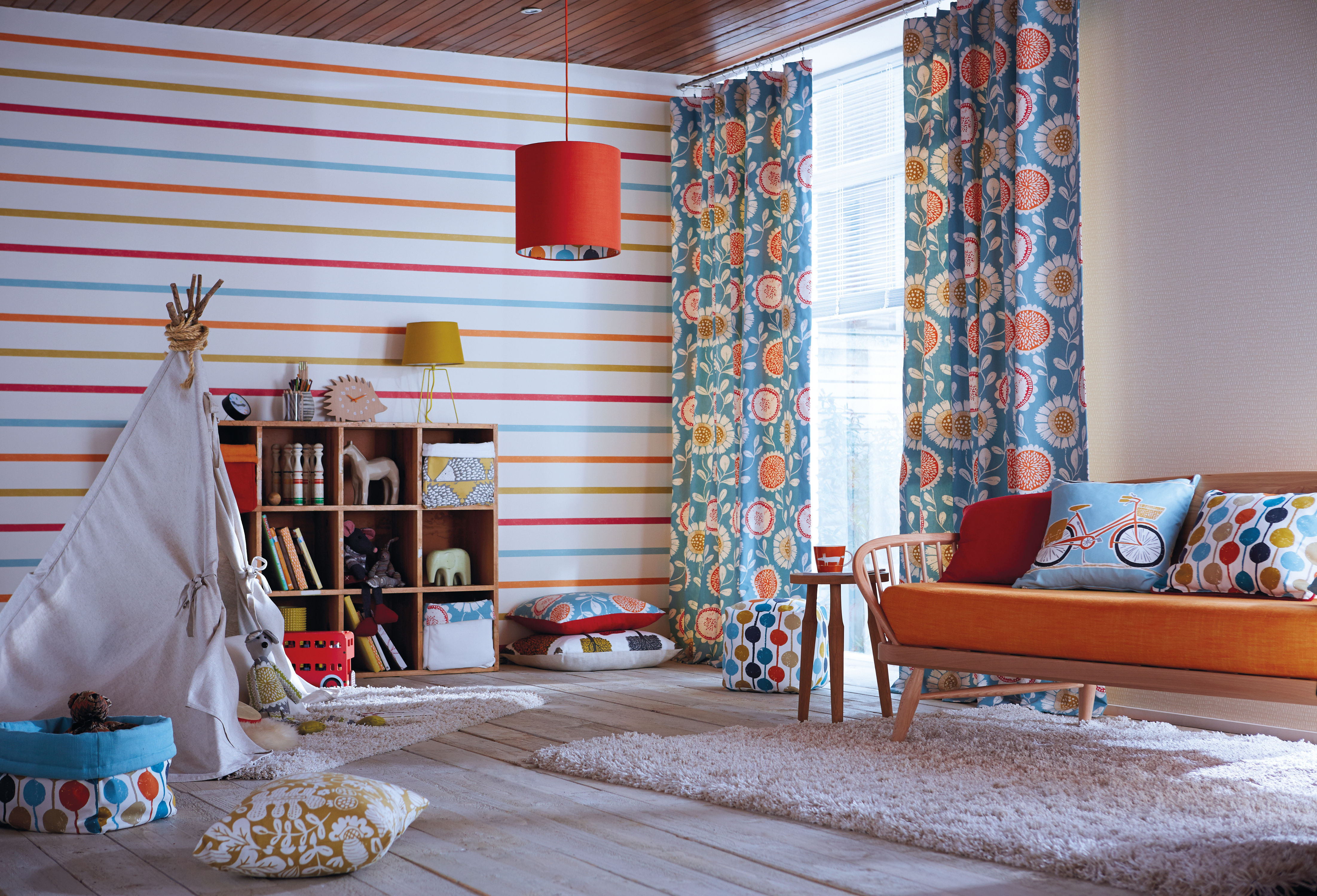 Striper går aldri av moten. Og de kan like godt brukes liggende som stående. Tapetet er fra Harlequins/Tapethusets kolleksjon Levande.