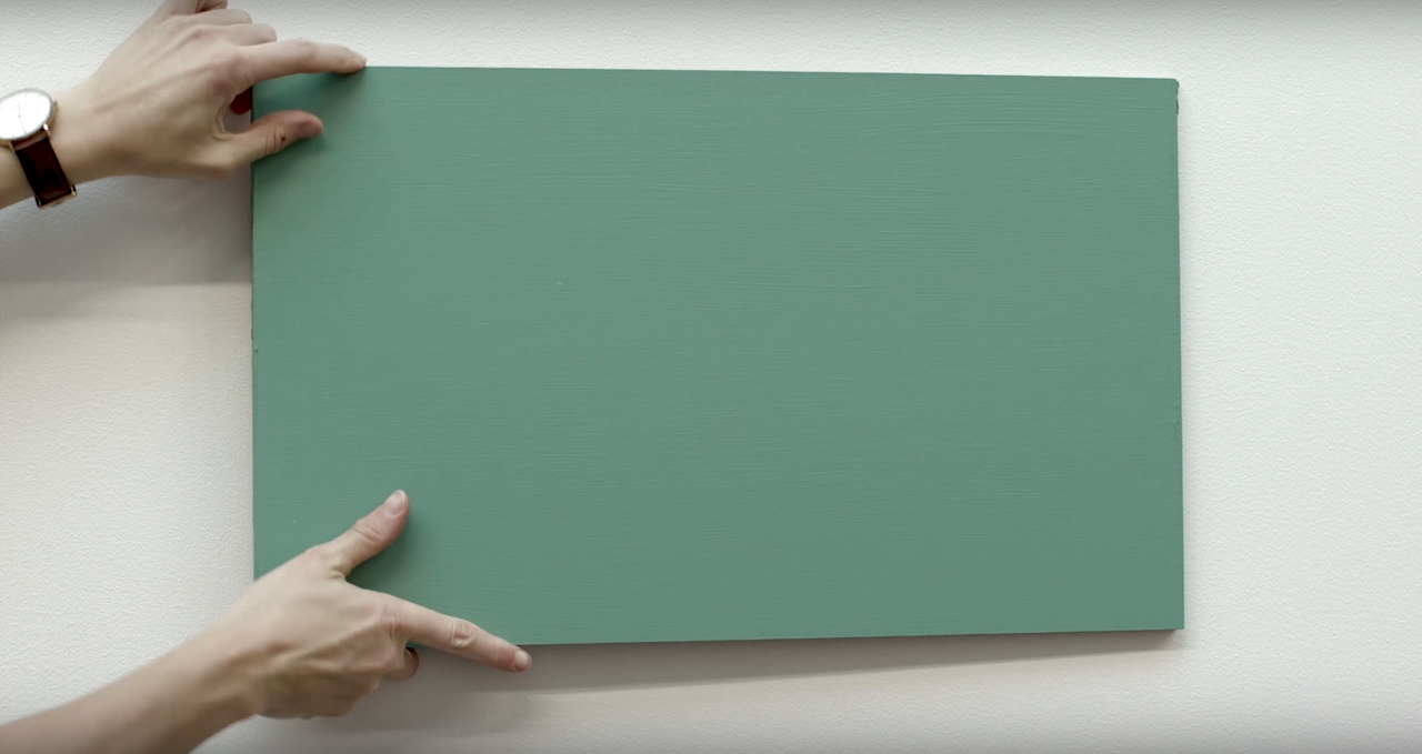 Tips: Mal fargeprøven opp på en treplate