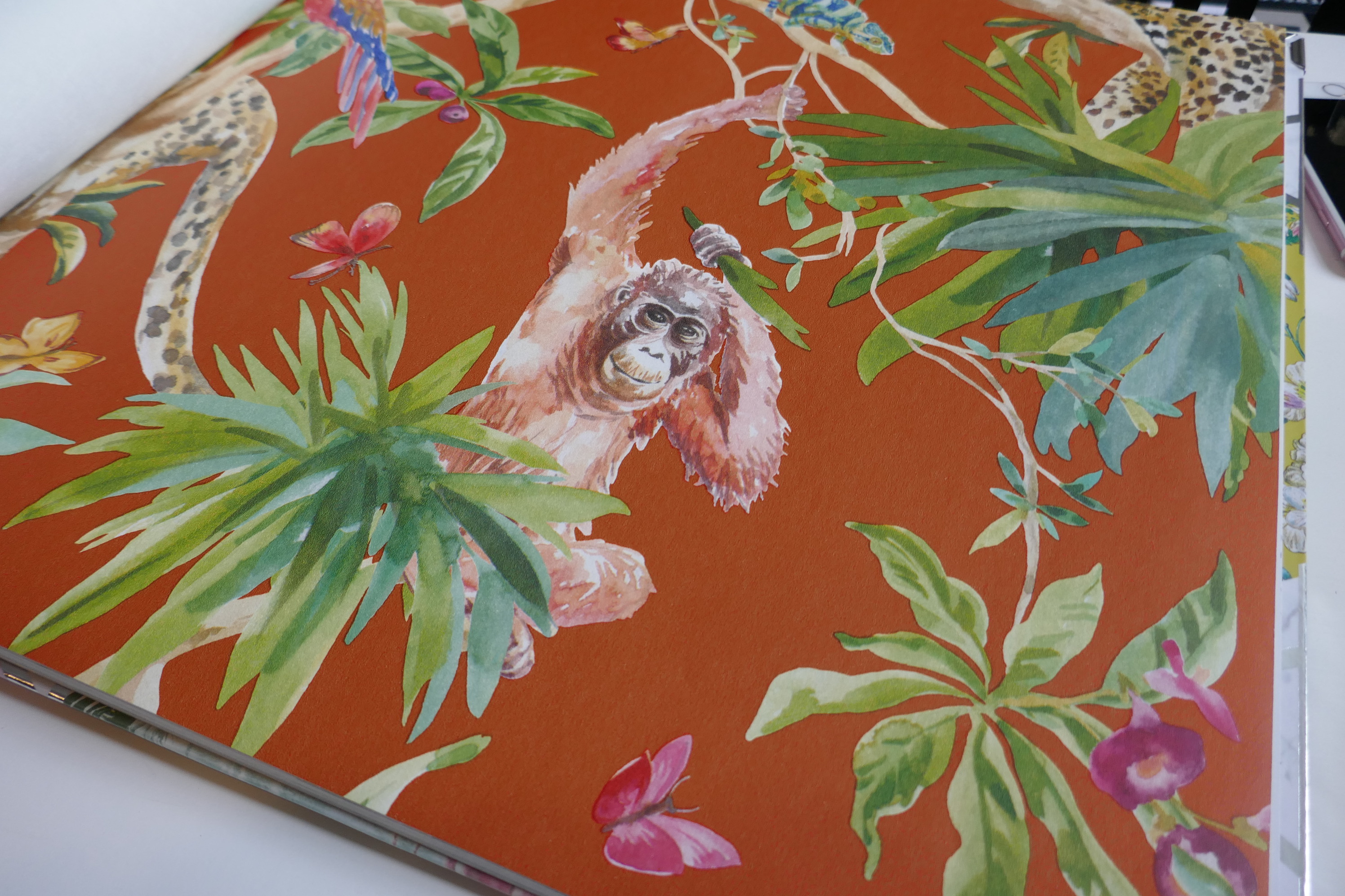 Mønstret rød tapet