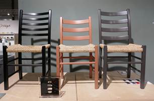 <b>TRADISJON:</b> Den tidløse og klassiske jærstolene fra Aksel L. Hansson var på messen i nye farger, også en variant i nude. Her kan du sitte godt i generasjoner framover. 