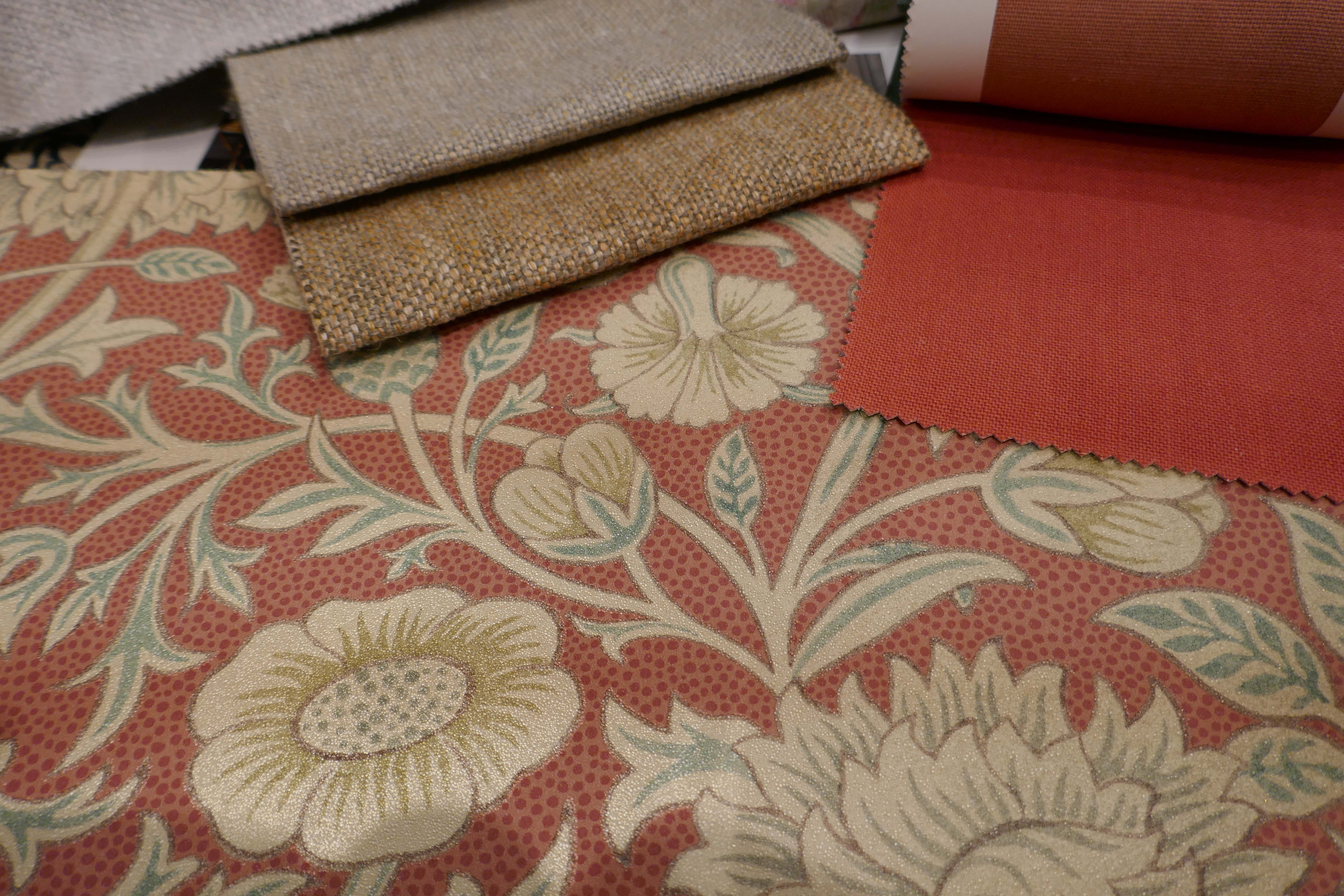 Rødt og mønster i interiøret