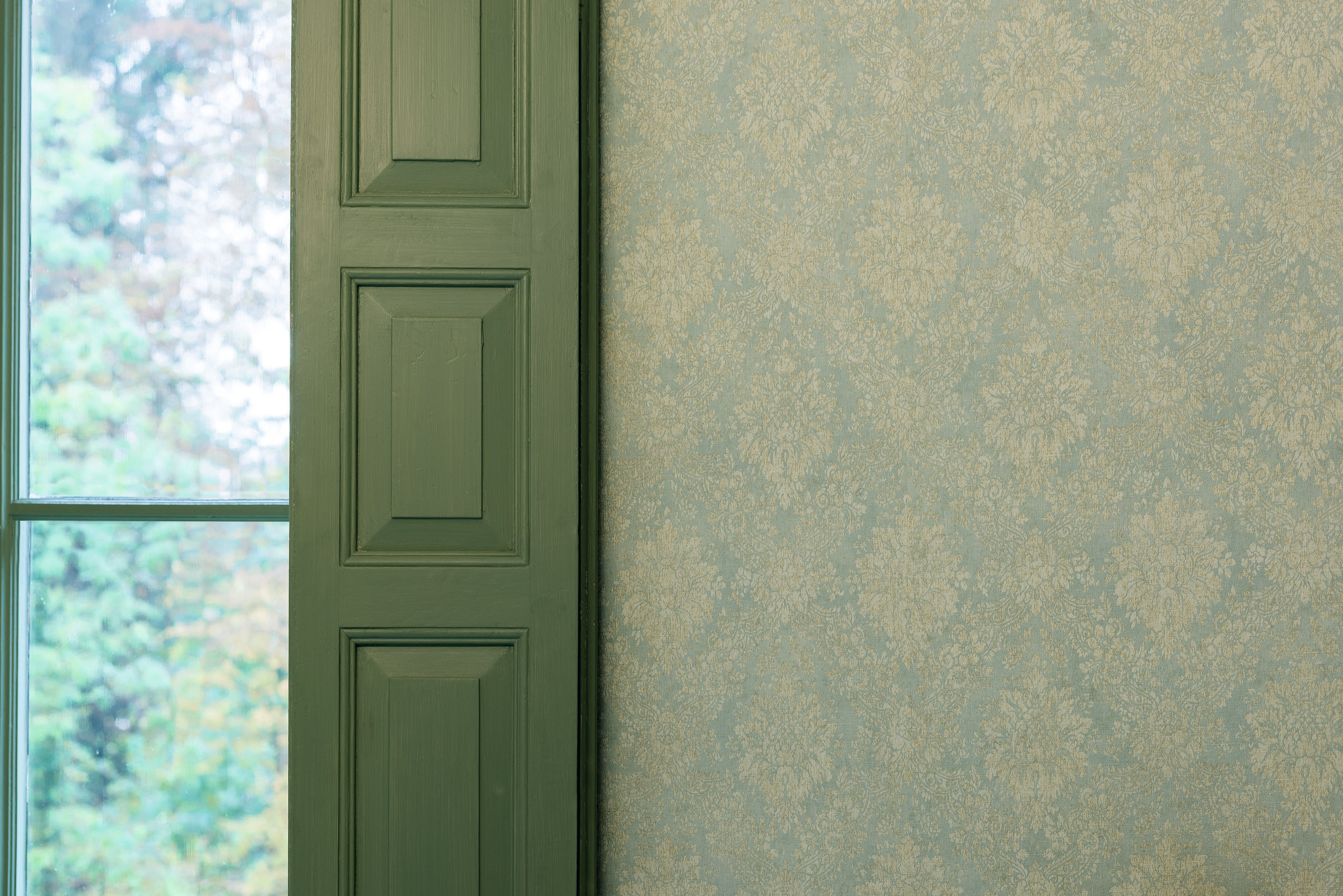 HERSKAPELIG: Her trekkes det turkise mot gr&oslash;nt. Tapetet Secret Garden fra Storeys trekker tankene mot Downton Abbey. (Foto: Storeys)