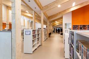 <b>STILLE GULV:</b> På gulvet i Seljord bibliotek ligger 500 kvadratmeter med beige og oransje gulvbelegg fra Ehrenborg. Limtrekonstruksjonen i rommet skal illustrere en åpen bok.