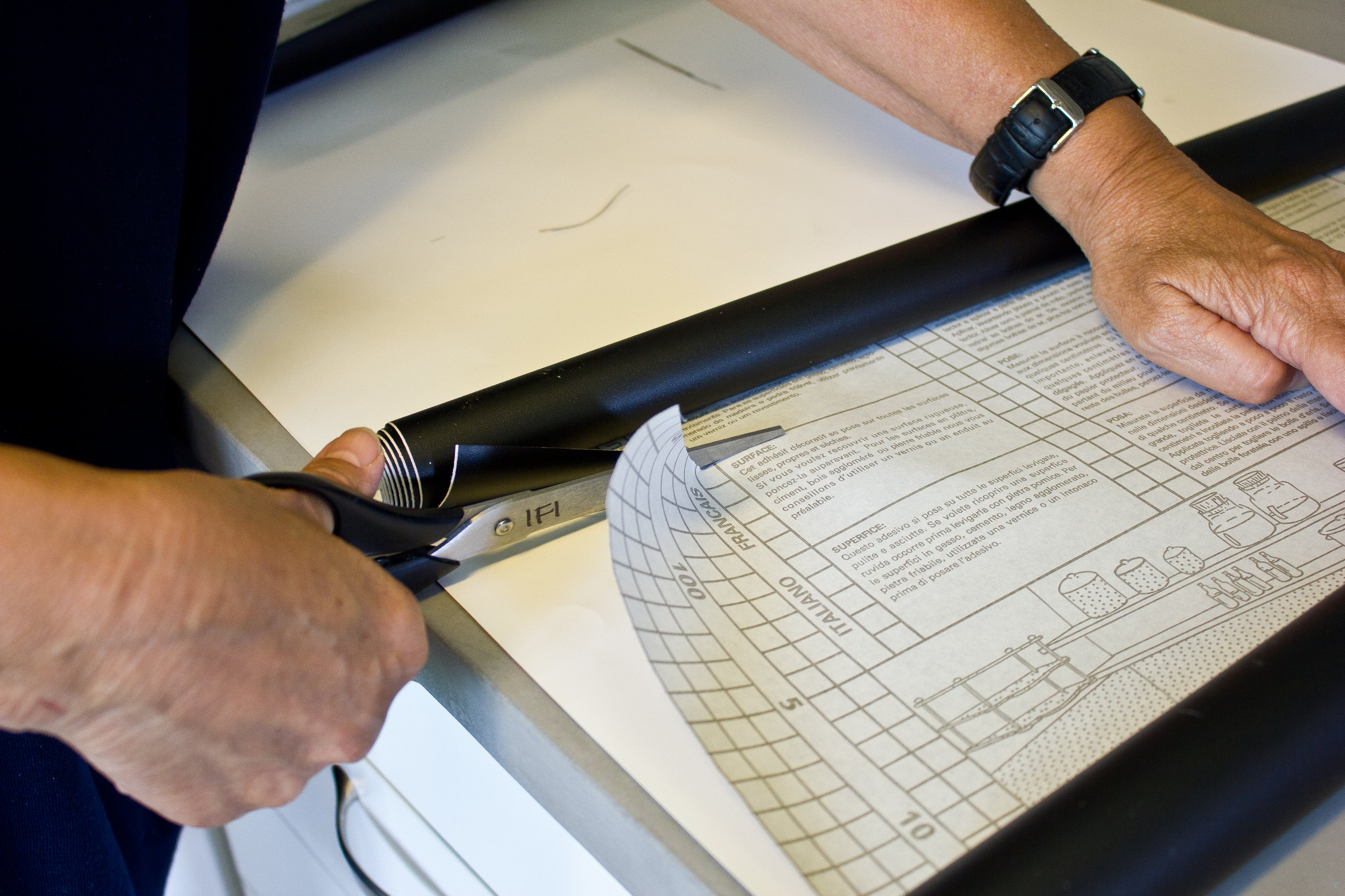 En passe lengde ble klippet til. Folien er rutet opp på baksiden, så det er bare å følge en linje.