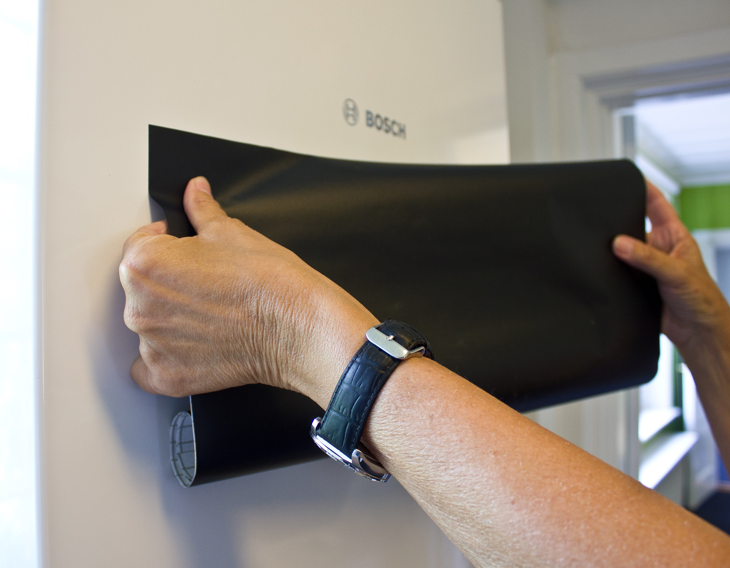 Fest hjørnet på folien til kjøleskapdøren der du ønsker at tavlen skal starte.