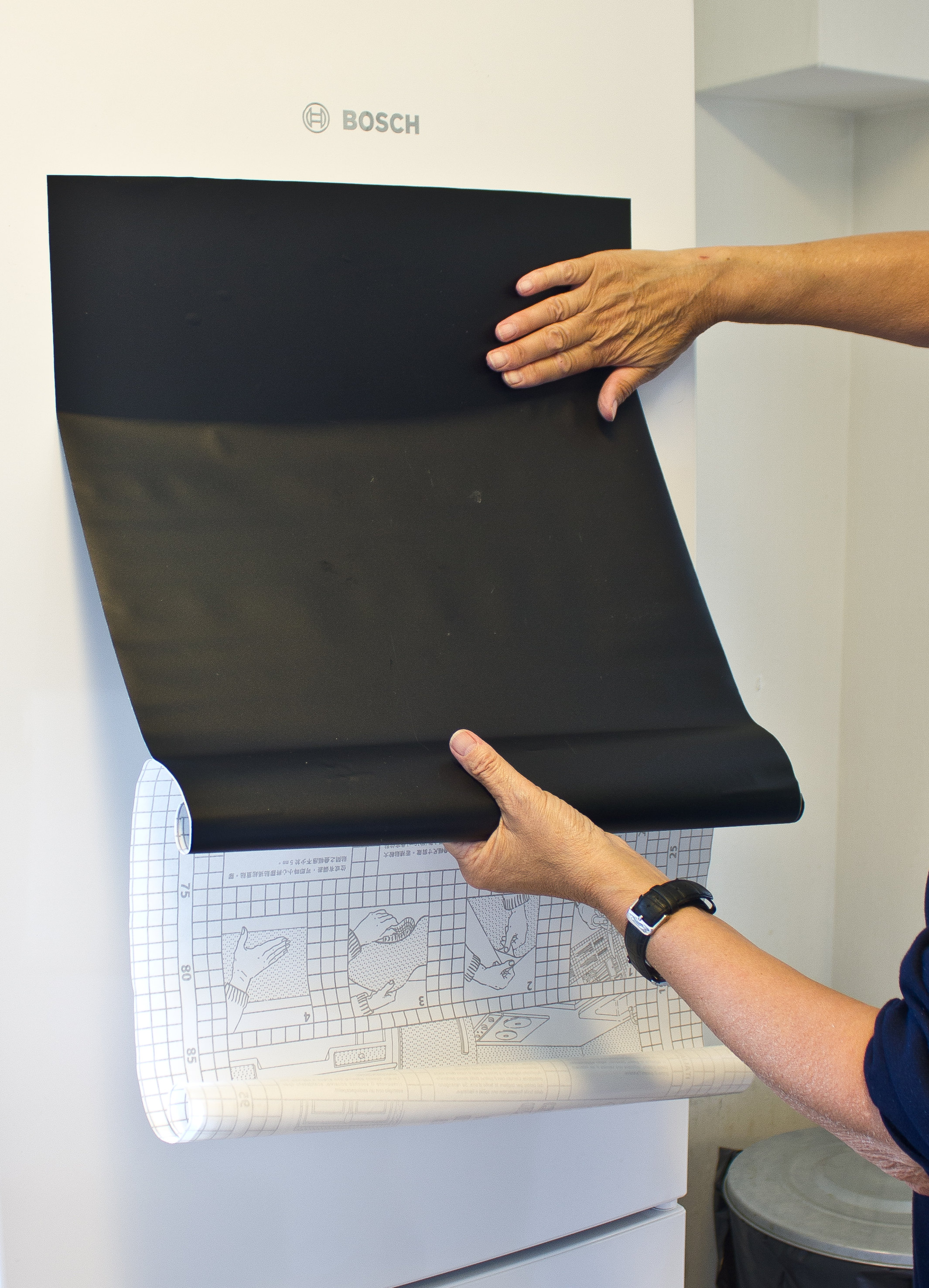 Slett folien mot underlaget etter hvert som du trekker den selvklebende folien av baksiden. Stryk fra midten og ut for å glatte ut eventuelle luftlommer.