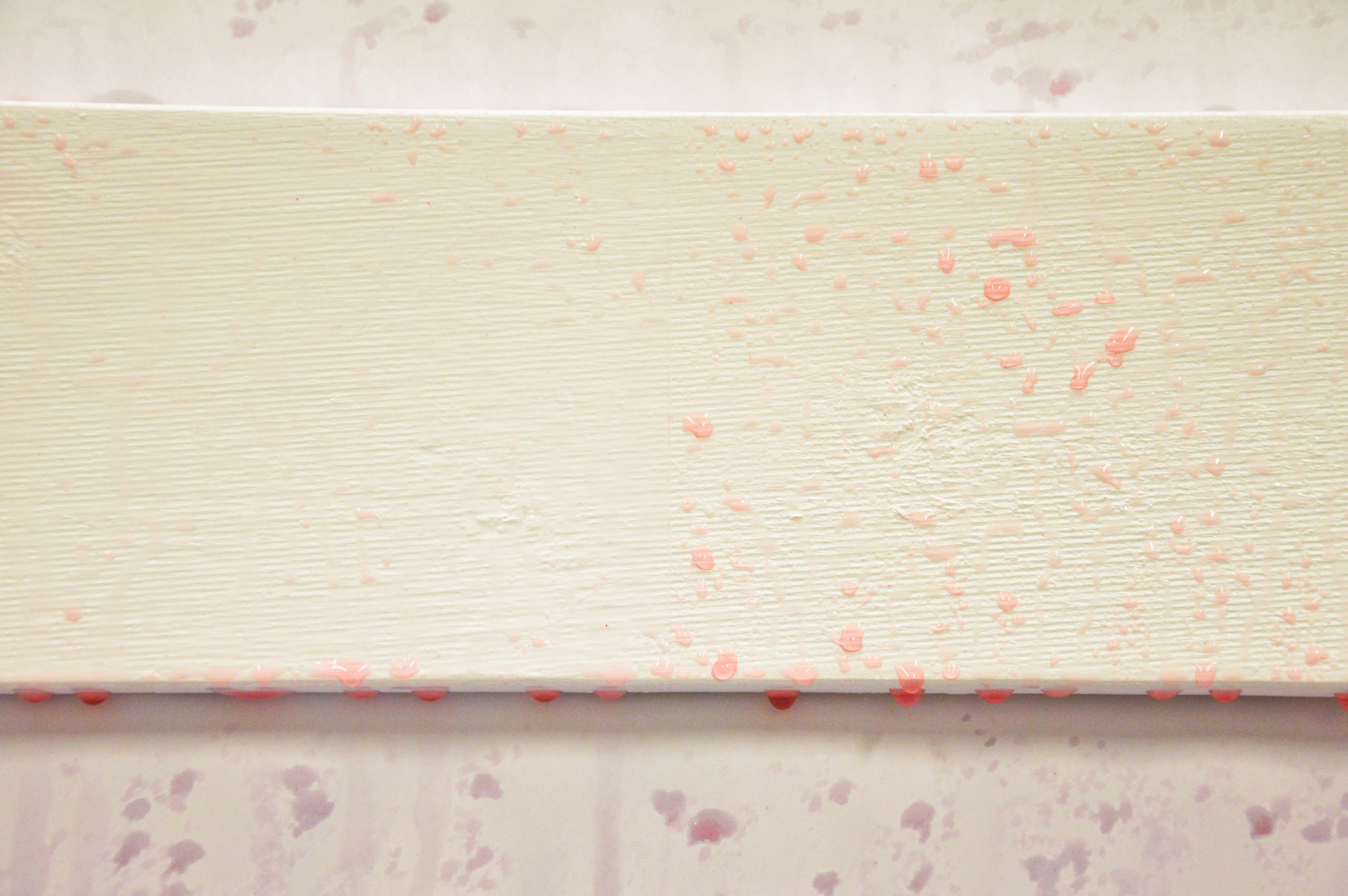 EFFEKTIV: På en selvrensende malingsfilm legger regnvannet seg i større dråper og får god kontakt med veggen, og skyller av eventuell skitt fra fasaden. 