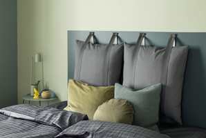 SENGEGAVL: Enhver seng fortjener en sengegavl. En rask og enkel løsning er å male rett på veggen. Heng gjerne opp puter for ekstra komfort! (Foto: Butinox Interiør)