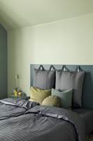 <b>SENGEGAVL:</b> Enhver seng fortjener en sengegavl. En rask og enkel løsning er å male rett på veggen. Heng gjerne opp puter for ekstra komfort! (Foto: Butinox Interiør)