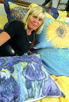 Tekstildesigner Turi Tobiassen har latt seg inspirere av Van Goghs blomsterprakt på høstens sengetøy.