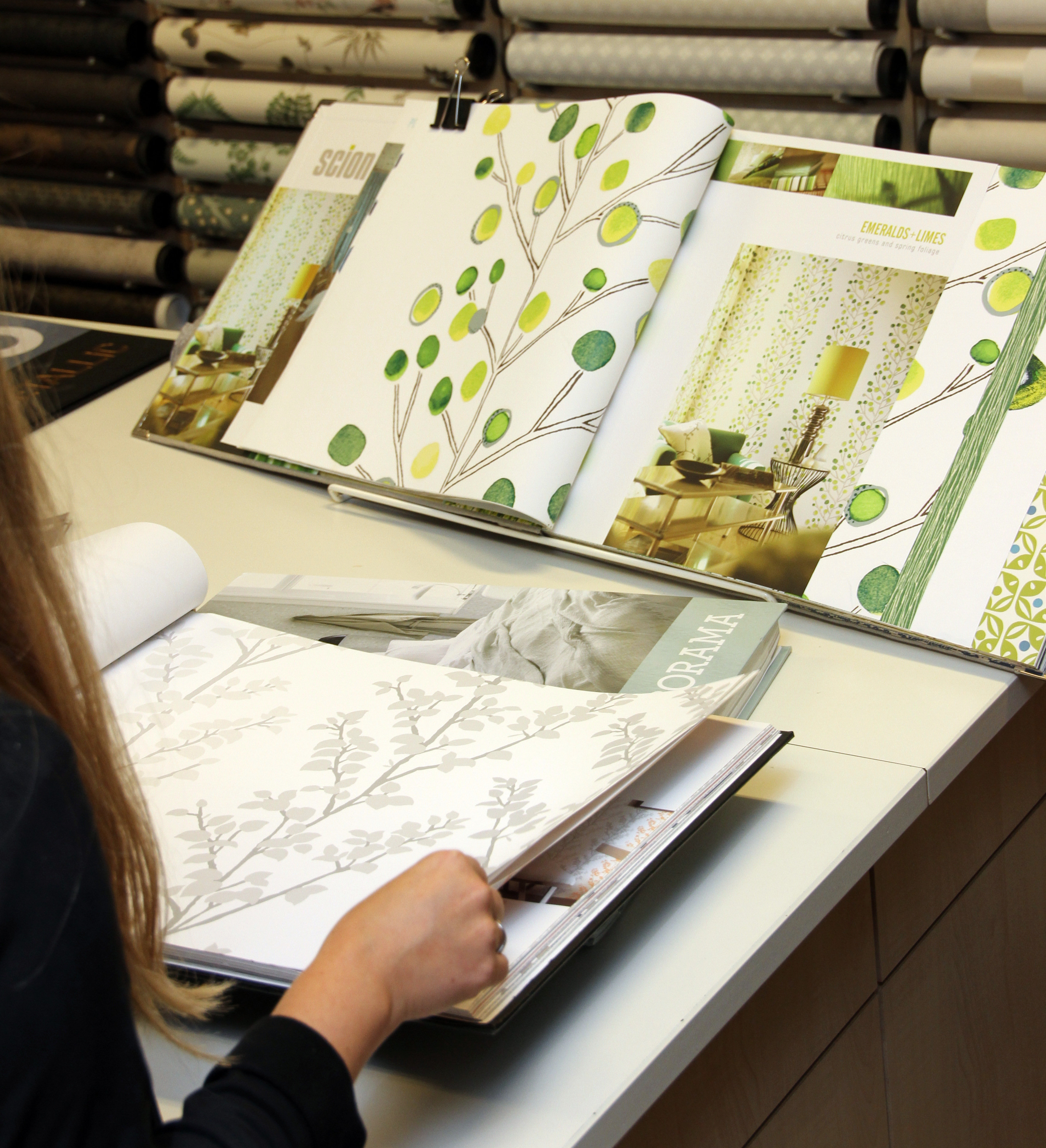 TING OG TANG: Bananfluemidler, lakkfjernere, maling og all verdens tapet. Utvalget er stort i den tradisjonsrike butikken.