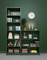 SAMME FARGE: Ved å male bokhyllene i samme farge som veggen, får du en rolig ramme og en fin helhet. Den mørke grønnfargen Blad 834 fra Beckers gir bøkene rom for å skinne.