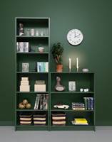 SAMME FARGE: Ved å male bokhyllene i samme farge som veggen, får du en rolig ramme og en fin helhet. Den mørke grønnfargen Blad 834 fra Beckers gir bøkene rom for å skinne.