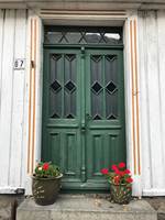 INNGANG: Døren inn til ditt hjem kan reflektere hvem du er. Selv om husfargen ellers tar hensyn til naboer og omgivelser, kan du være langt friere med en inngangsdør.