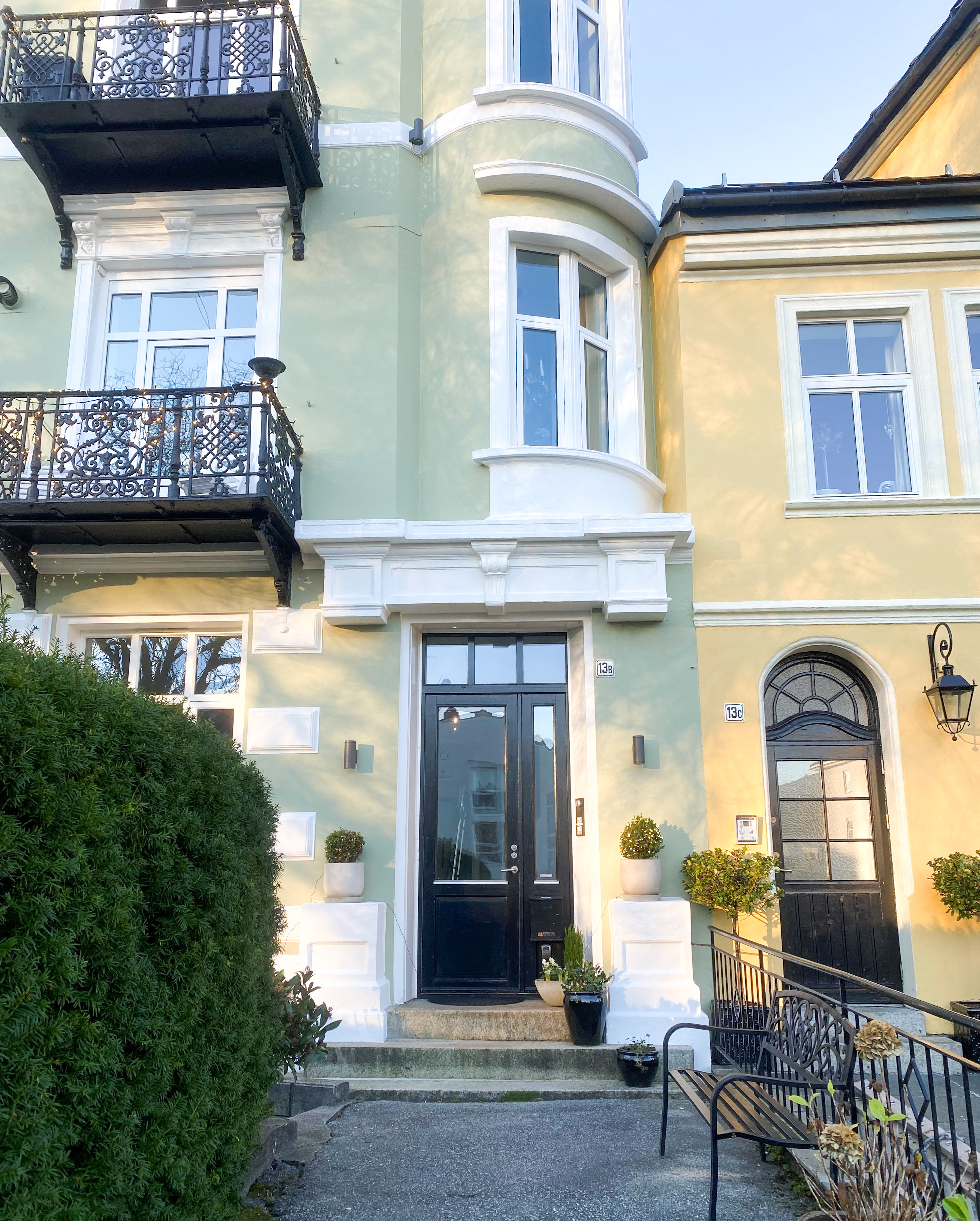 leilighetsbygg lyse farger sorte dører