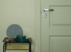 KONTRASTER: Ved å male døren i samme farge som veggen, får du en god helhet i rommet, uten skarpe kontraster.