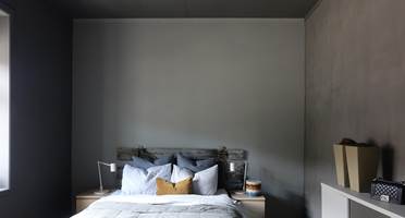 Ved å male taket på soverommet i en annen farge enn hvitt, kan du skape en fin, rolig helhet eller et spennende blikkfang.