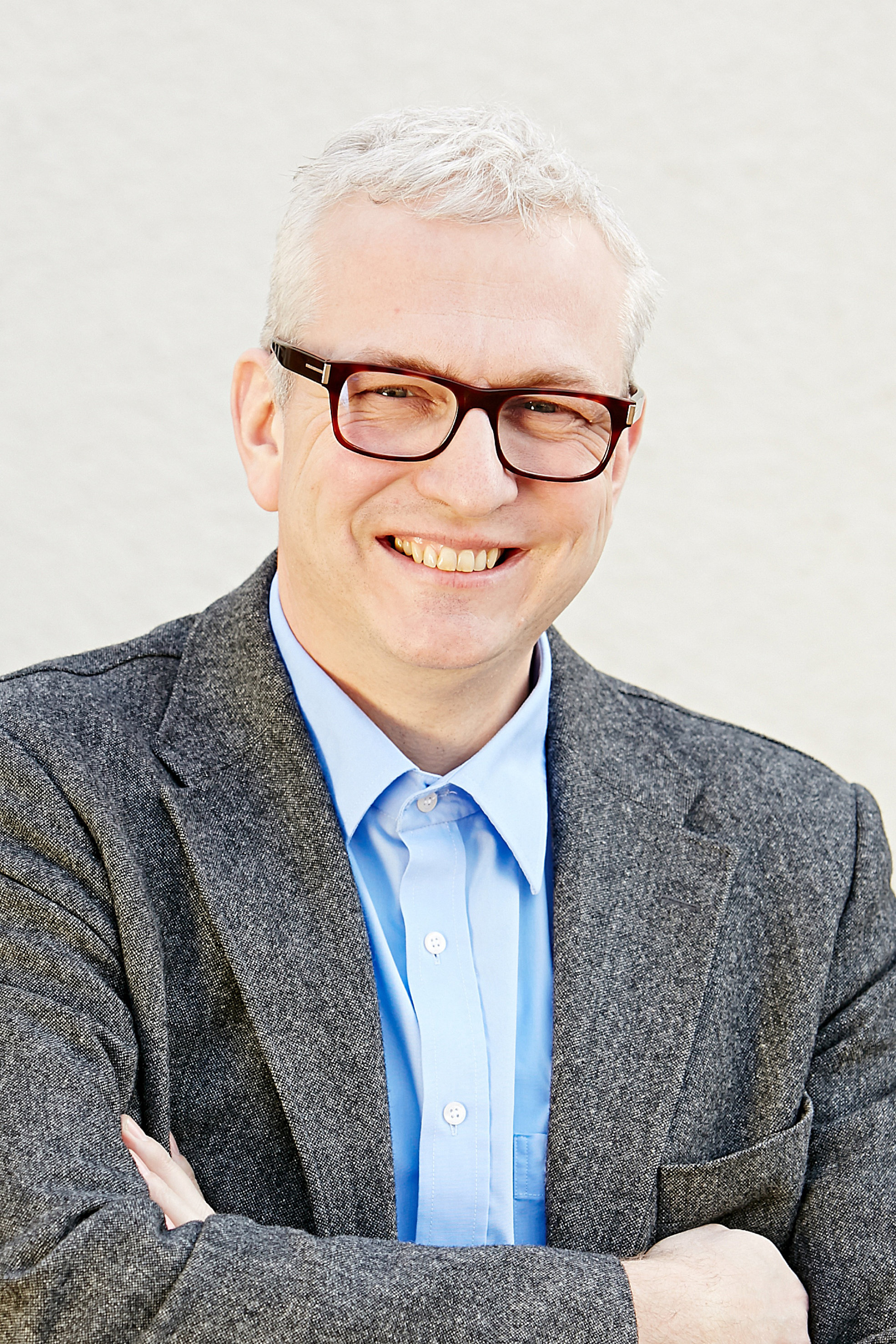 UNNGÅR OPPHETING: Johannes Von Siebenthal hos Nowocoat Industrial mener det har vært for lite fokus på hvordan varme påvirker treverk. – Oppheting vil kunne skade treverket. Vår nye maling forhindrer dette, sier han. 