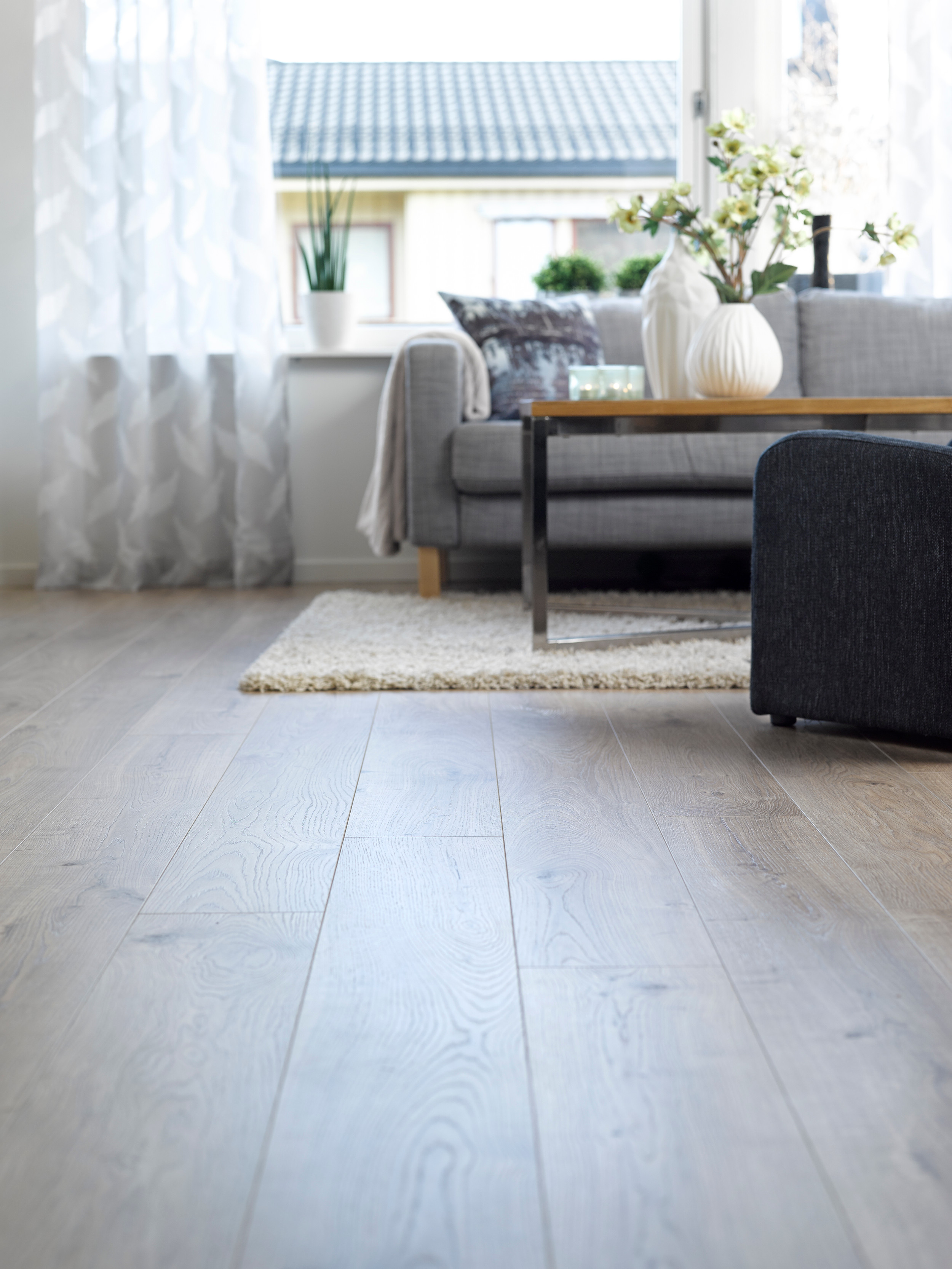 Laminatgulvet er estetisk pent, og sv&aelig;rt slitesterkt - perfekt for barnefamilier!